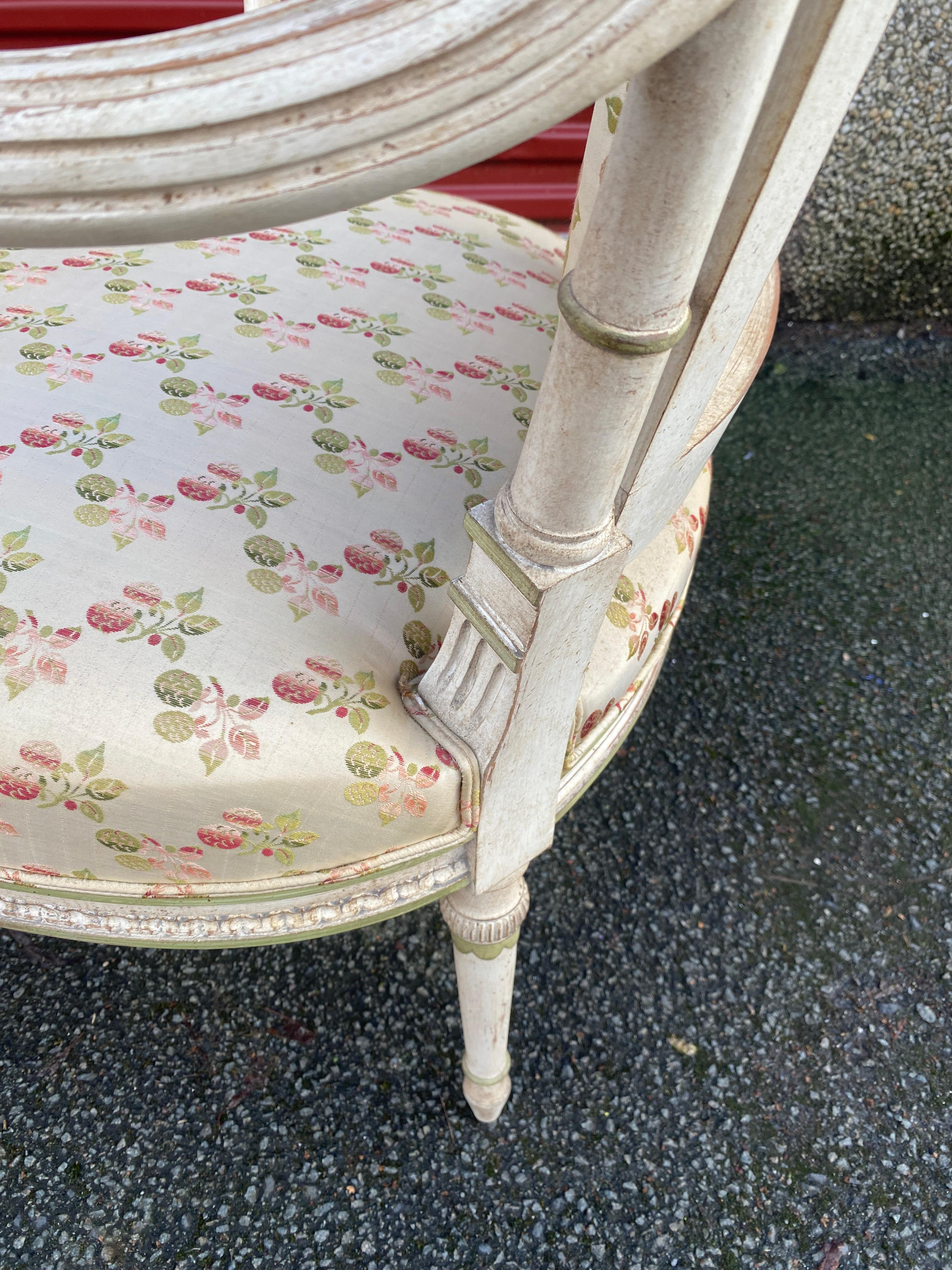Paire de fauteuils Louis XVI à dossiers incurvés en bois laqué crème en vente 10