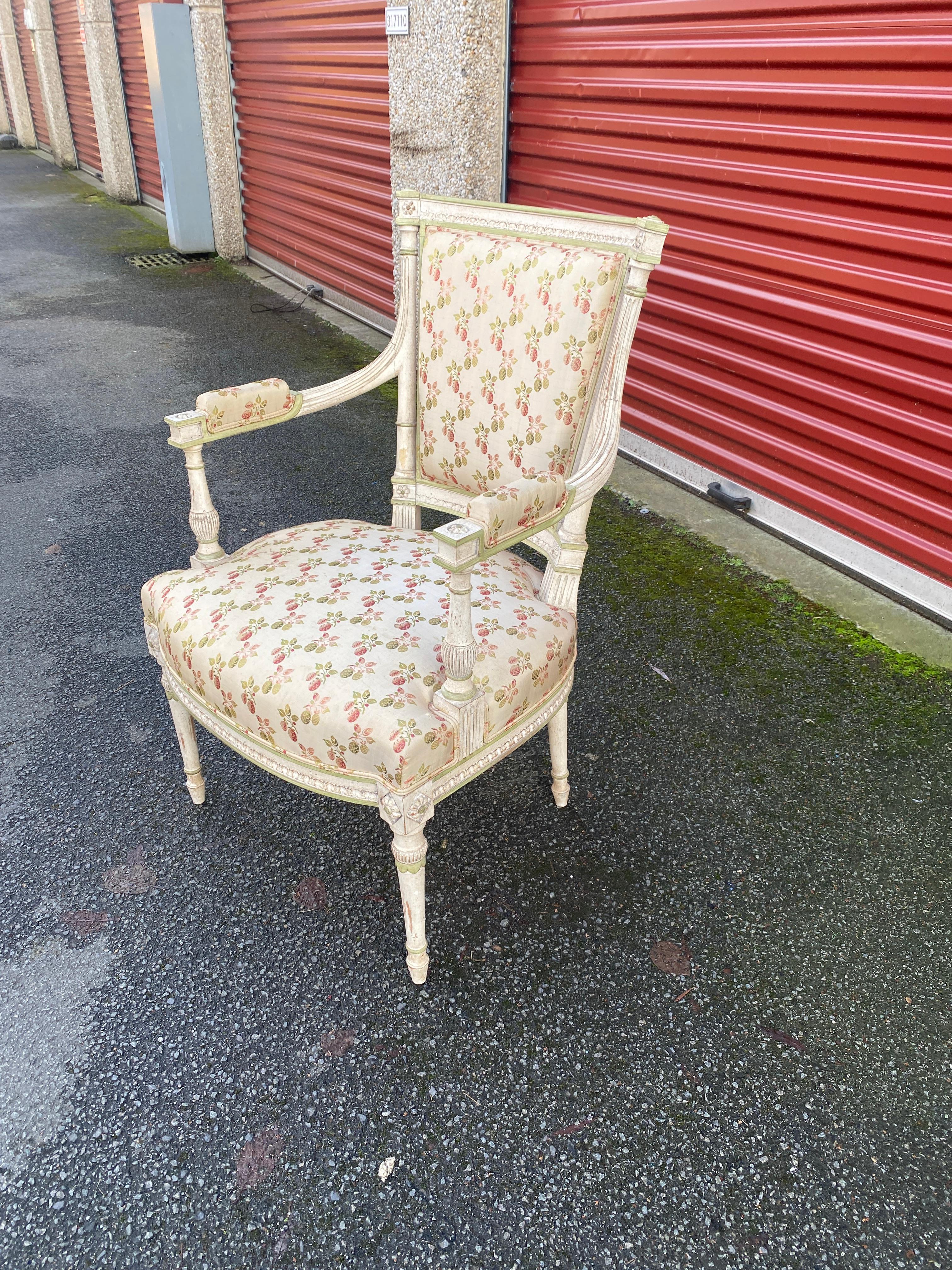 Français Paire de fauteuils Louis XVI à dossiers incurvés en bois laqué crème en vente