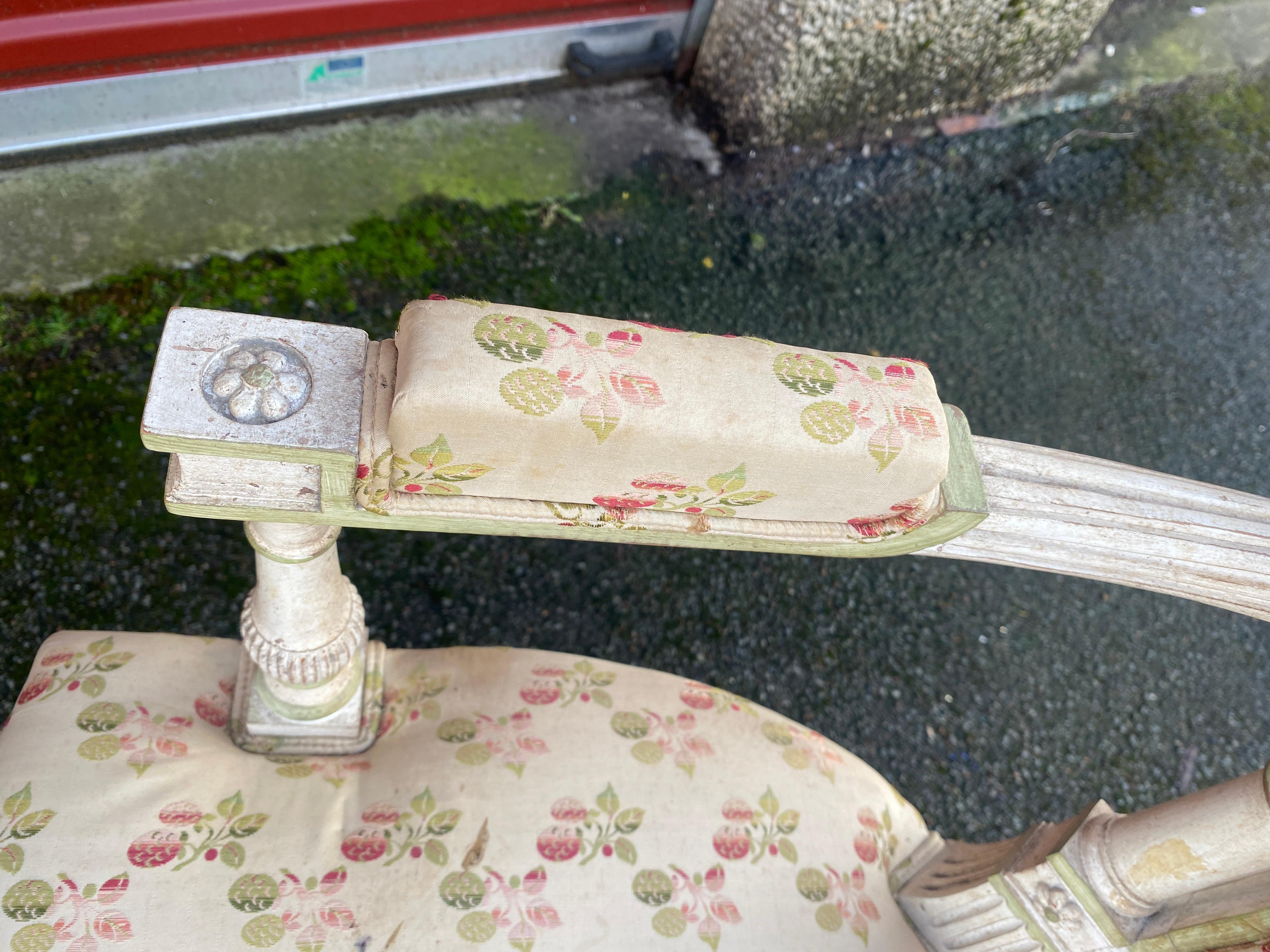 Peint Paire de fauteuils Louis XVI à dossiers incurvés en bois laqué crème en vente