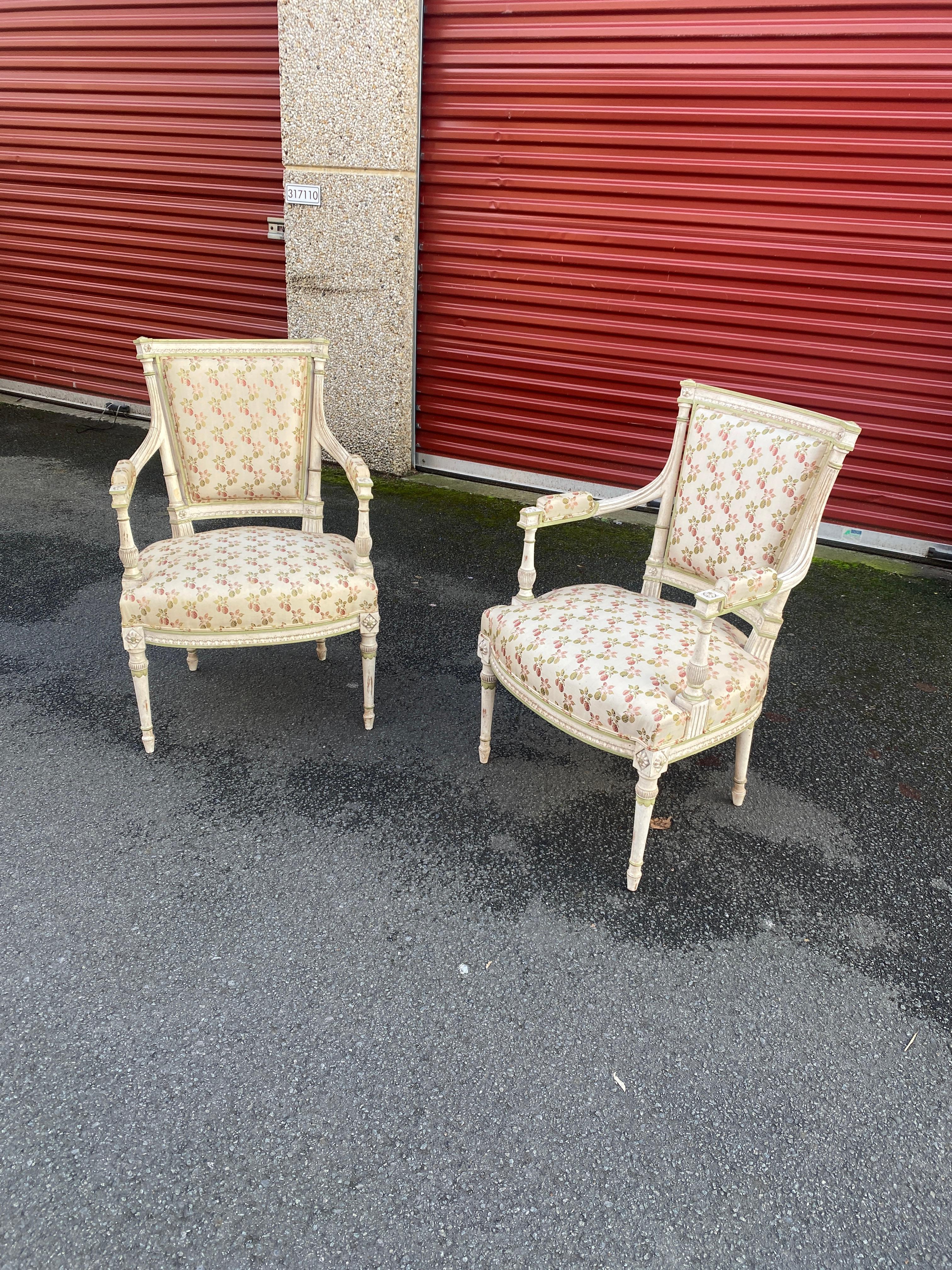20ième siècle Paire de fauteuils Louis XVI à dossiers incurvés en bois laqué crème en vente