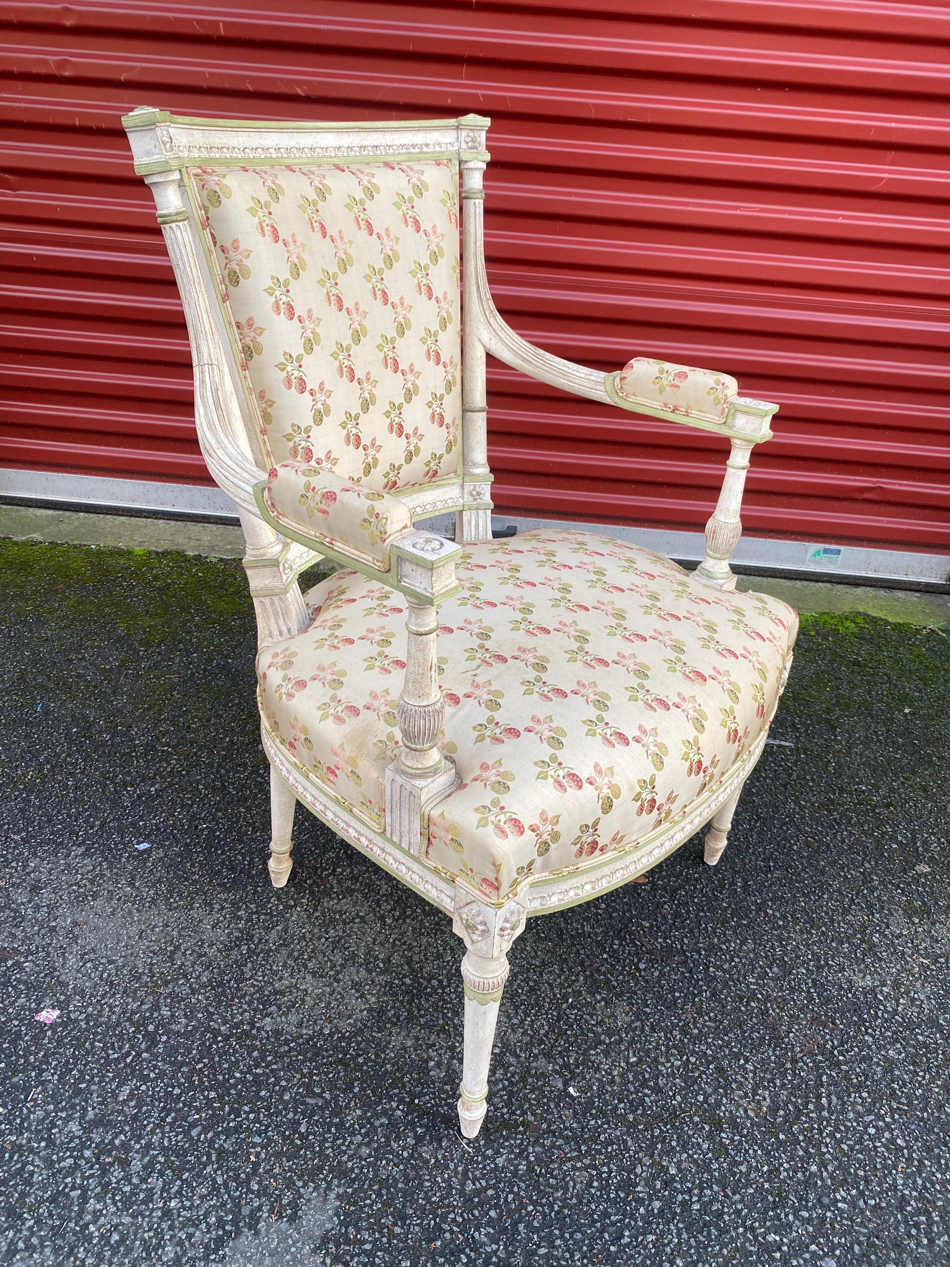 Hêtre Paire de fauteuils Louis XVI à dossiers incurvés en bois laqué crème en vente