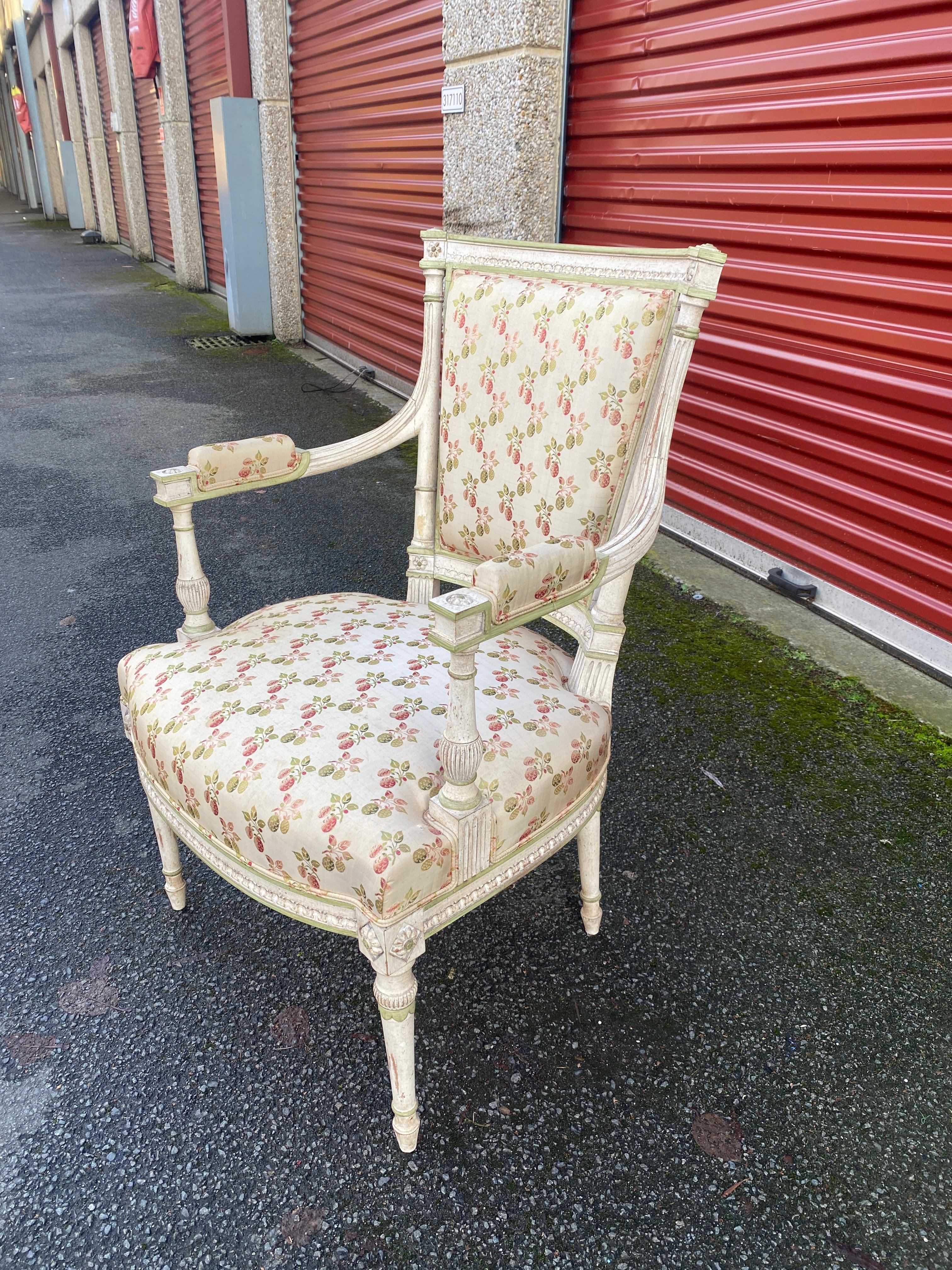 Paire de fauteuils Louis XVI à dossiers incurvés en bois laqué crème en vente 1