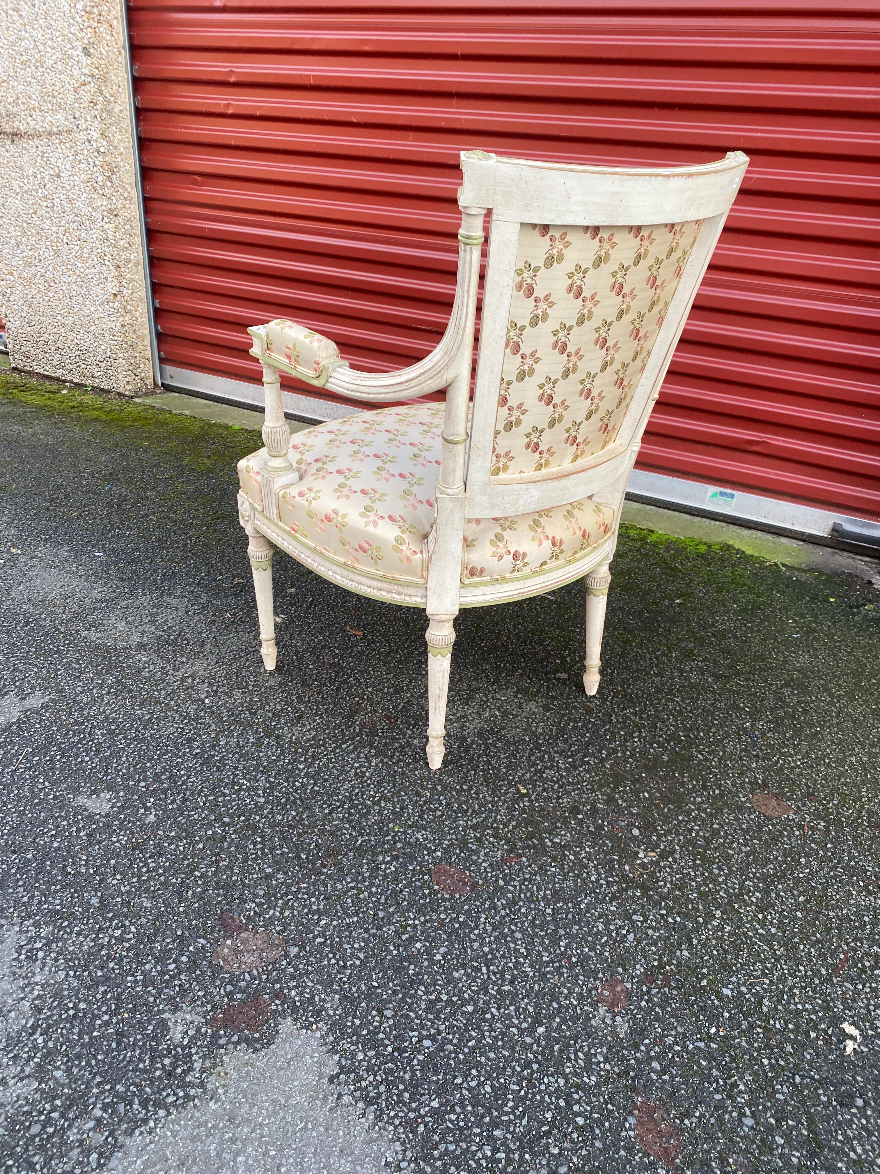 Paire de fauteuils Louis XVI à dossiers incurvés en bois laqué crème en vente 2
