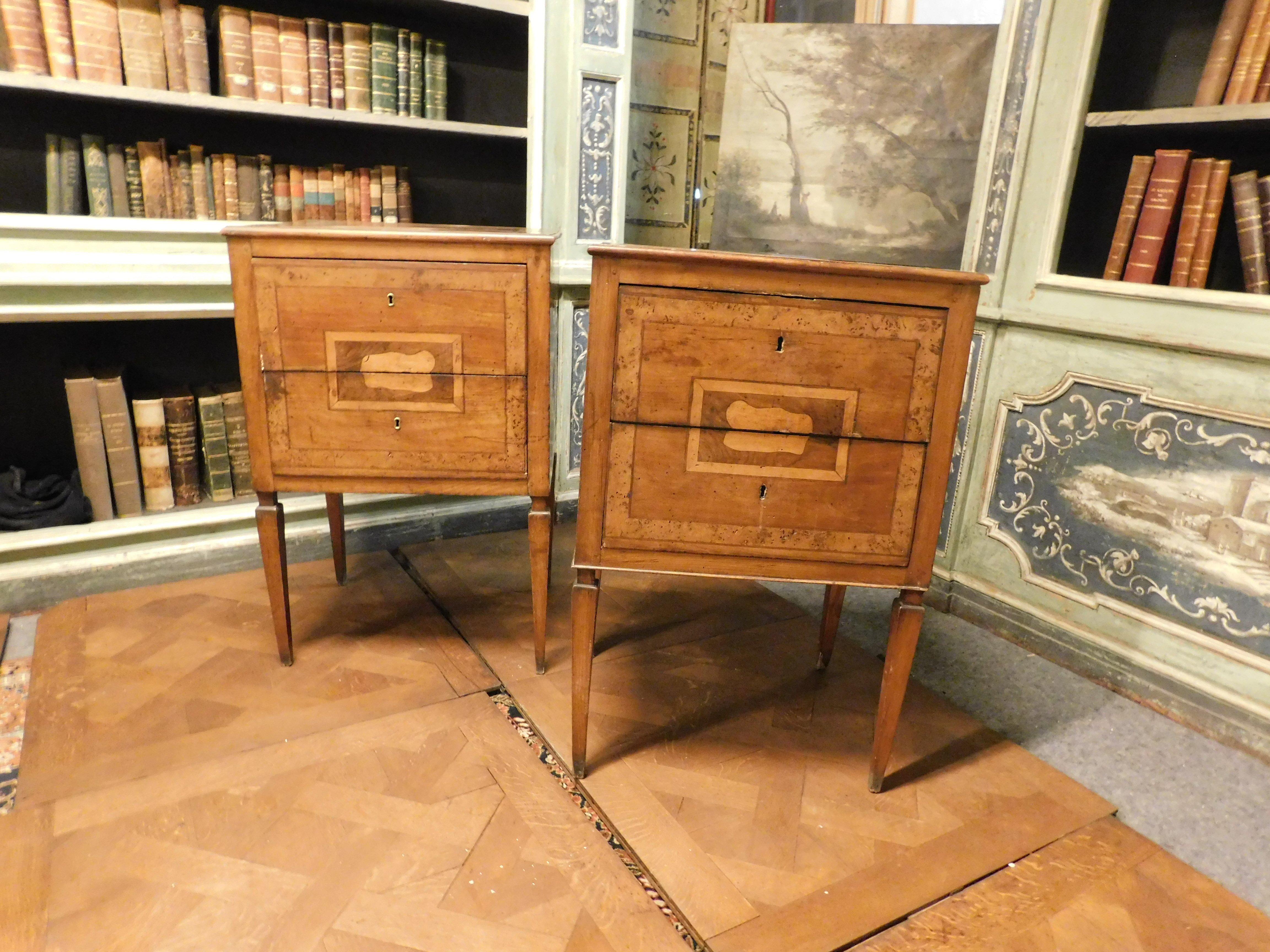 XVIIIe siècle et antérieur Paire de tables de chevet 