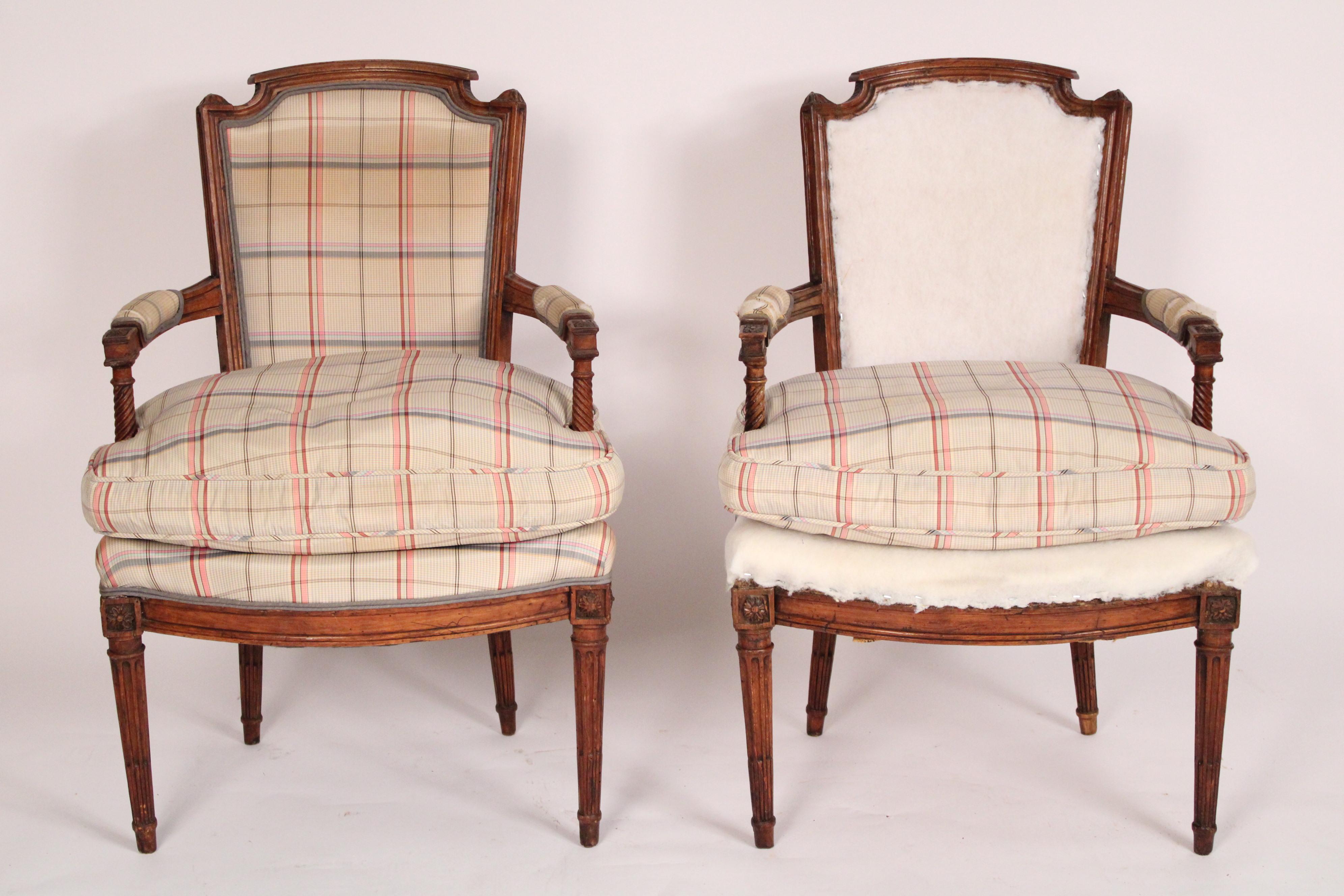 Paire de fauteuils Louis XVI en hêtre, vers 1800. Le coussin d'assise est composé à 50 % de duvet et à 50 % de plumes. 