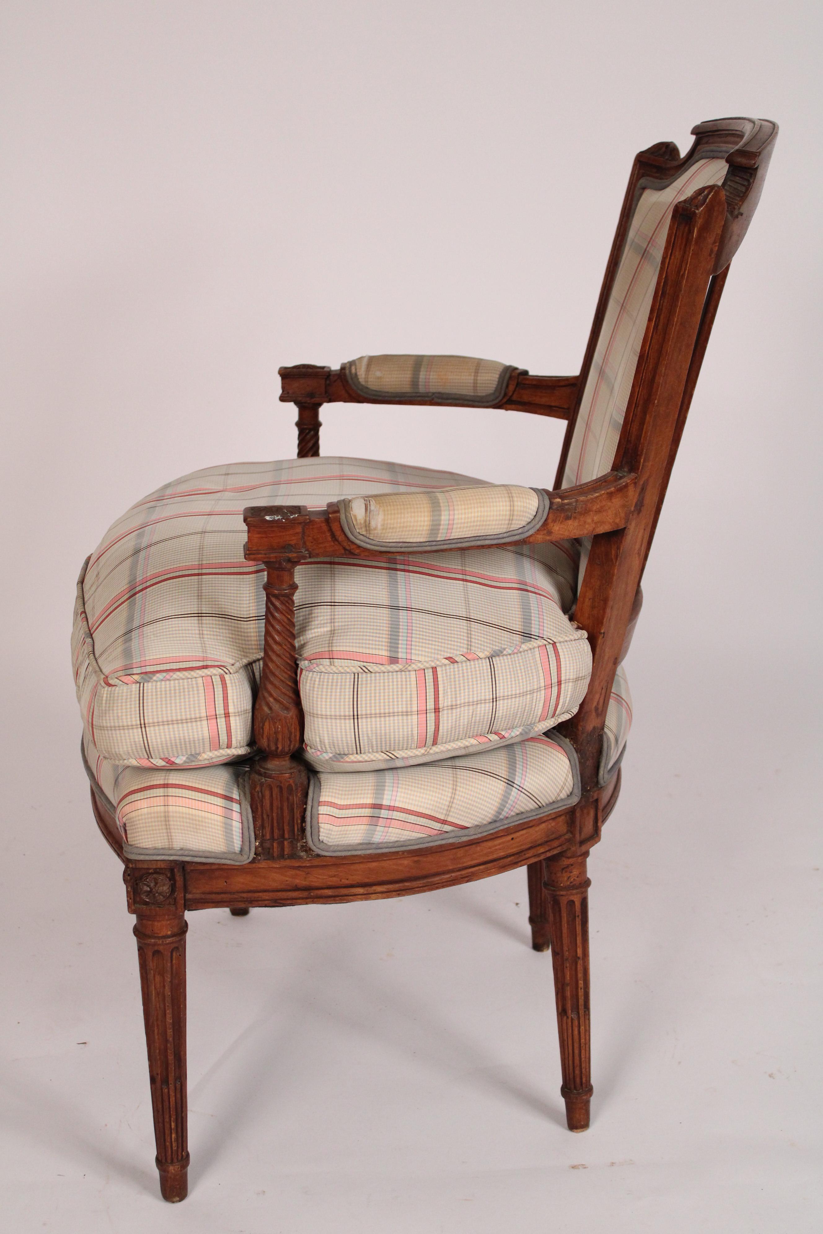 Début du XIXe siècle Paire de cadres de fauteuils Louis XVI en bois de hêtre en vente
