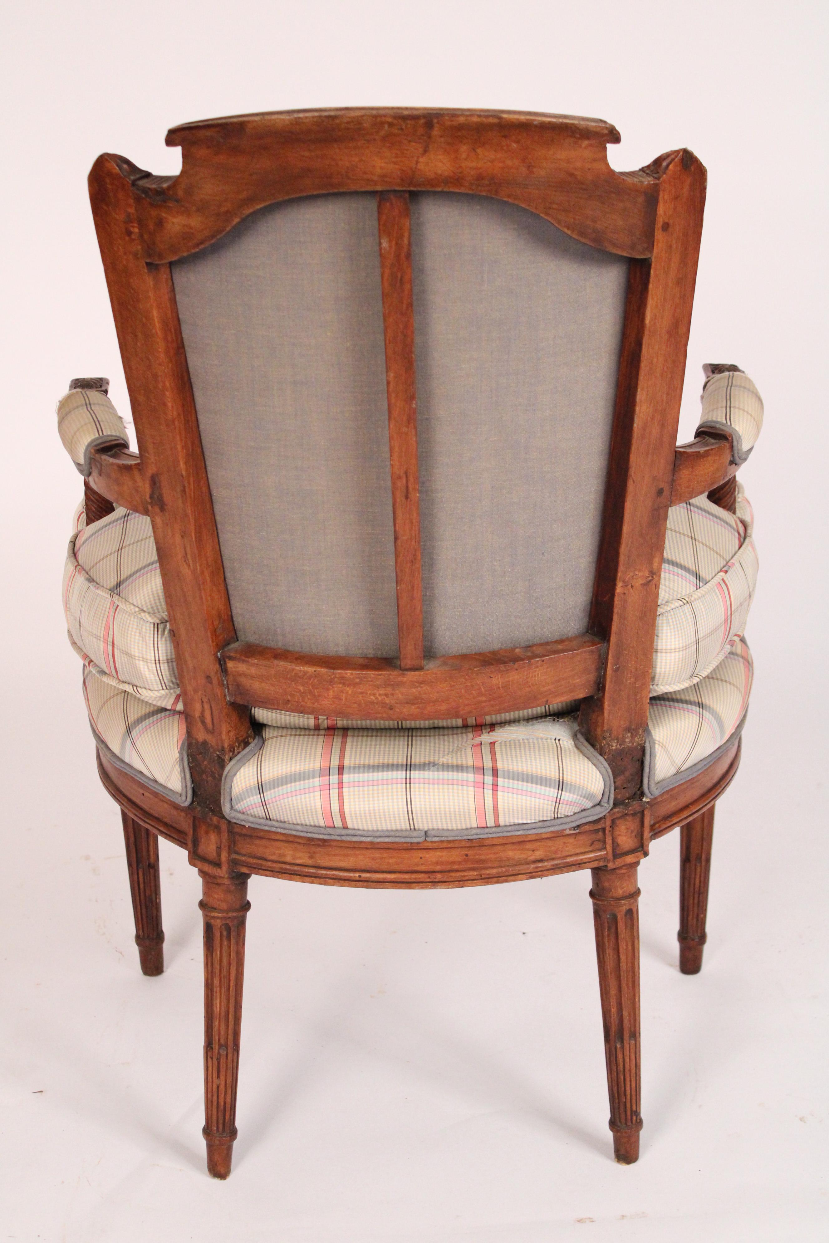 Tissu d'ameublement Paire de cadres de fauteuils Louis XVI en bois de hêtre en vente