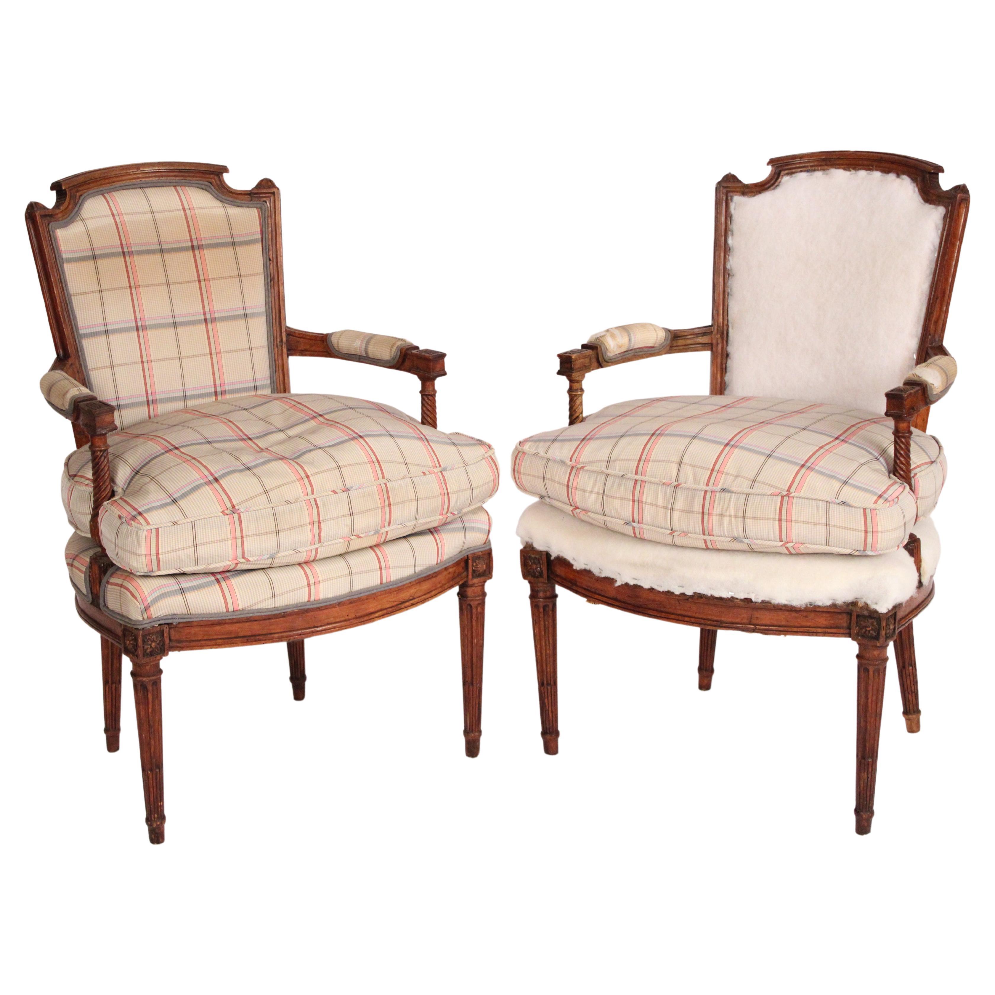 Paire de cadres de fauteuils Louis XVI en bois de hêtre en vente
