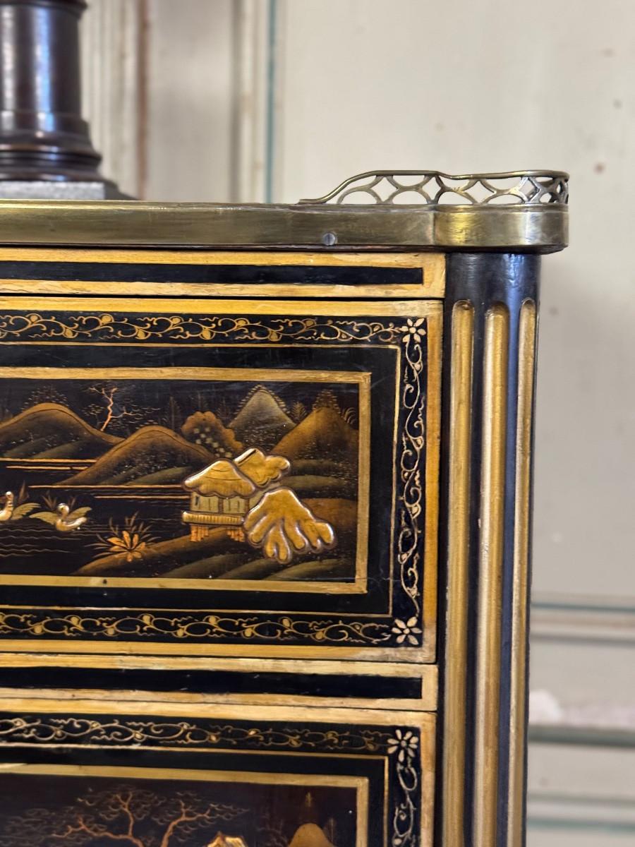 Pair Of Louis XVI Black And Gold Lacquer Semainiers, 18th Century For Sale 5