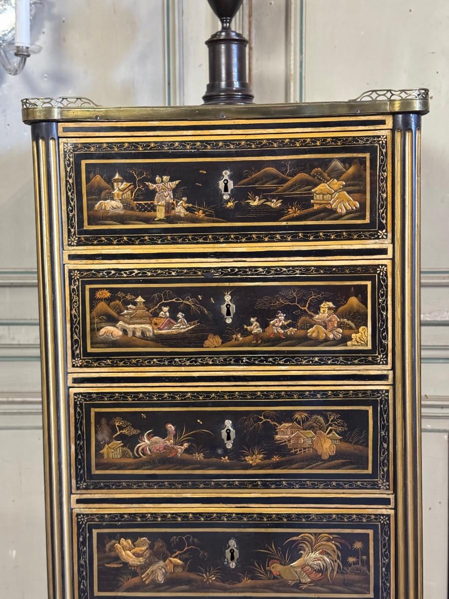 Pair Of Louis XVI Black And Gold Lacquer Semainiers, 18th Century For Sale 6