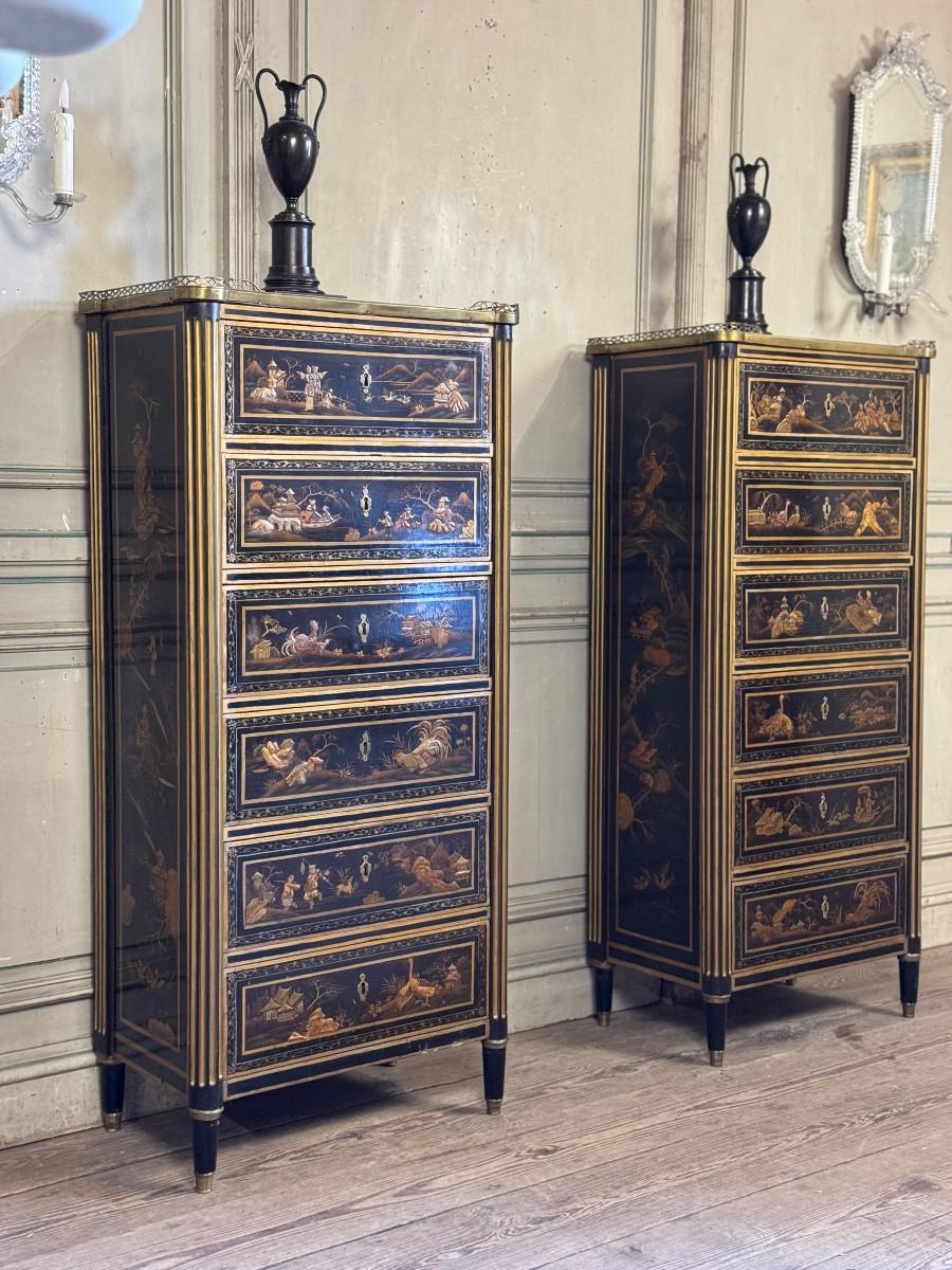 Pair Of Louis XVI Black And Gold Lacquer Semainiers, 18th Century For Sale 7