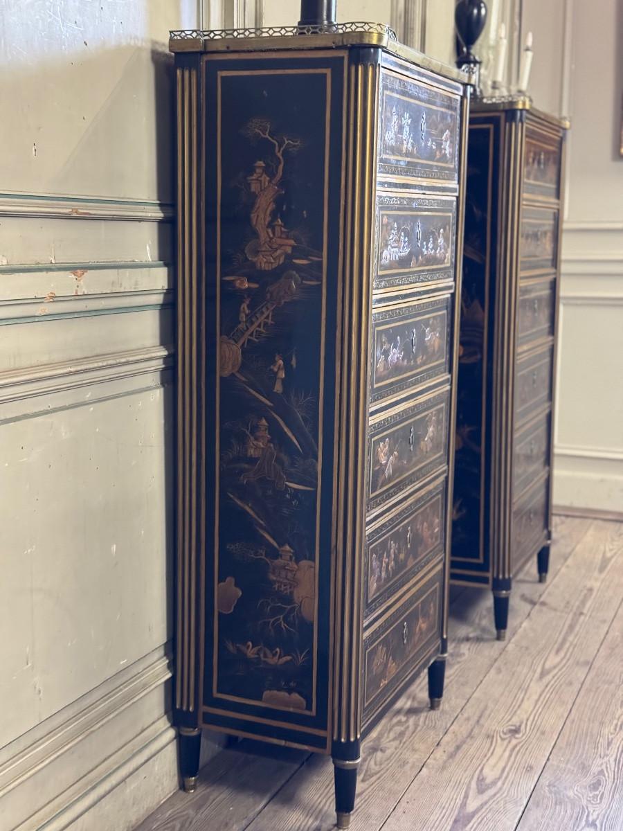 Pair Of Louis XVI Black And Gold Lacquer Semainiers, 18th Century In Good Condition For Sale In Honnelles, WHT