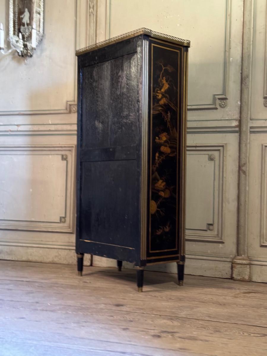Pair Of Louis XVI Black And Gold Lacquer Semainiers, 18th Century For Sale 1