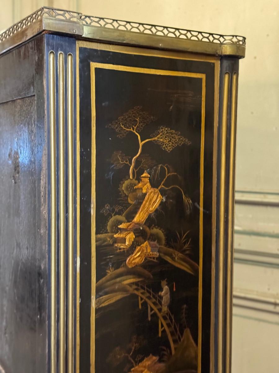 Pair Of Louis XVI Black And Gold Lacquer Semainiers, 18th Century For Sale 2