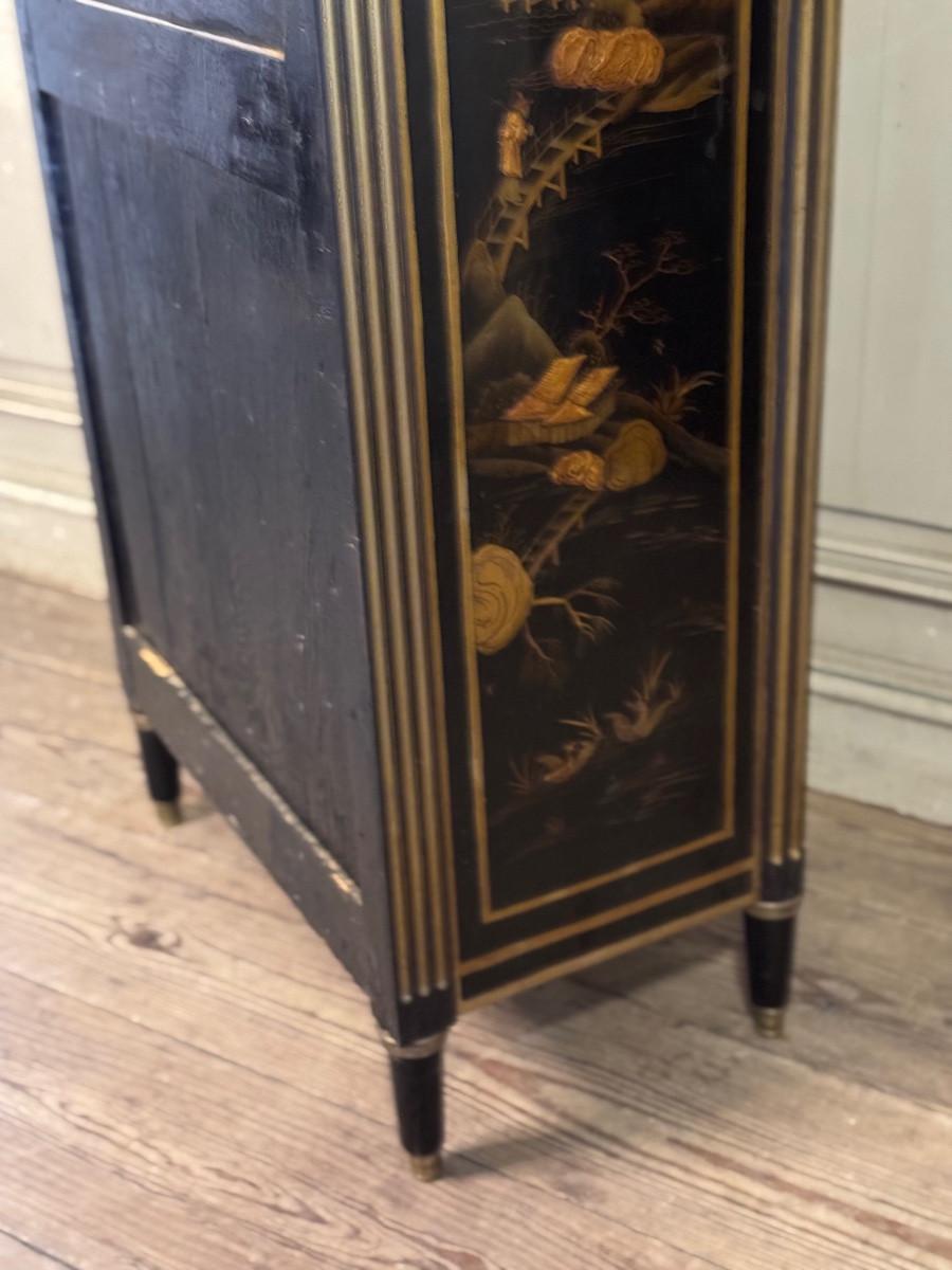 Pair Of Louis XVI Black And Gold Lacquer Semainiers, 18th Century For Sale 3