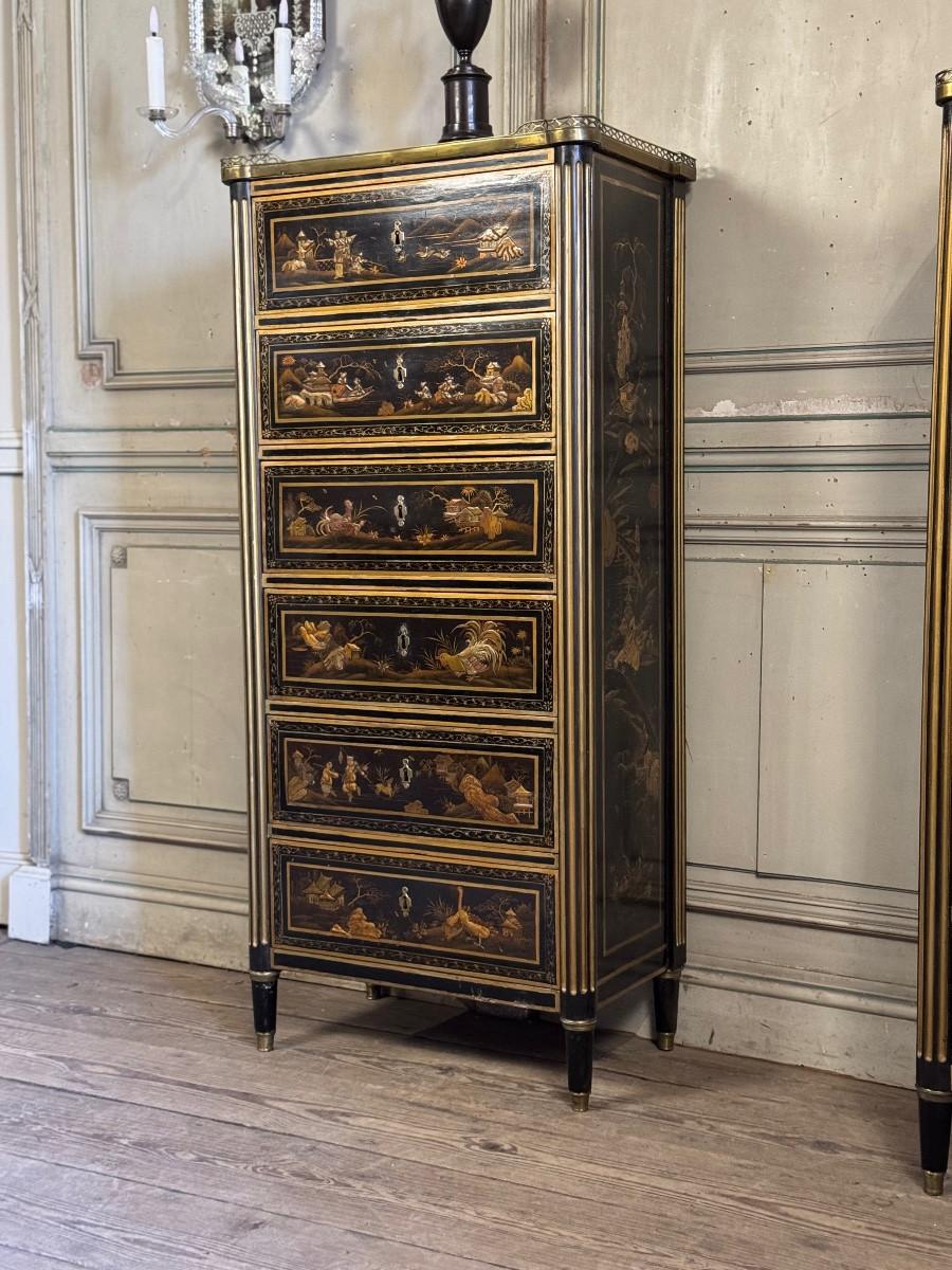 Pair Of Louis XVI Black And Gold Lacquer Semainiers, 18th Century For Sale 4