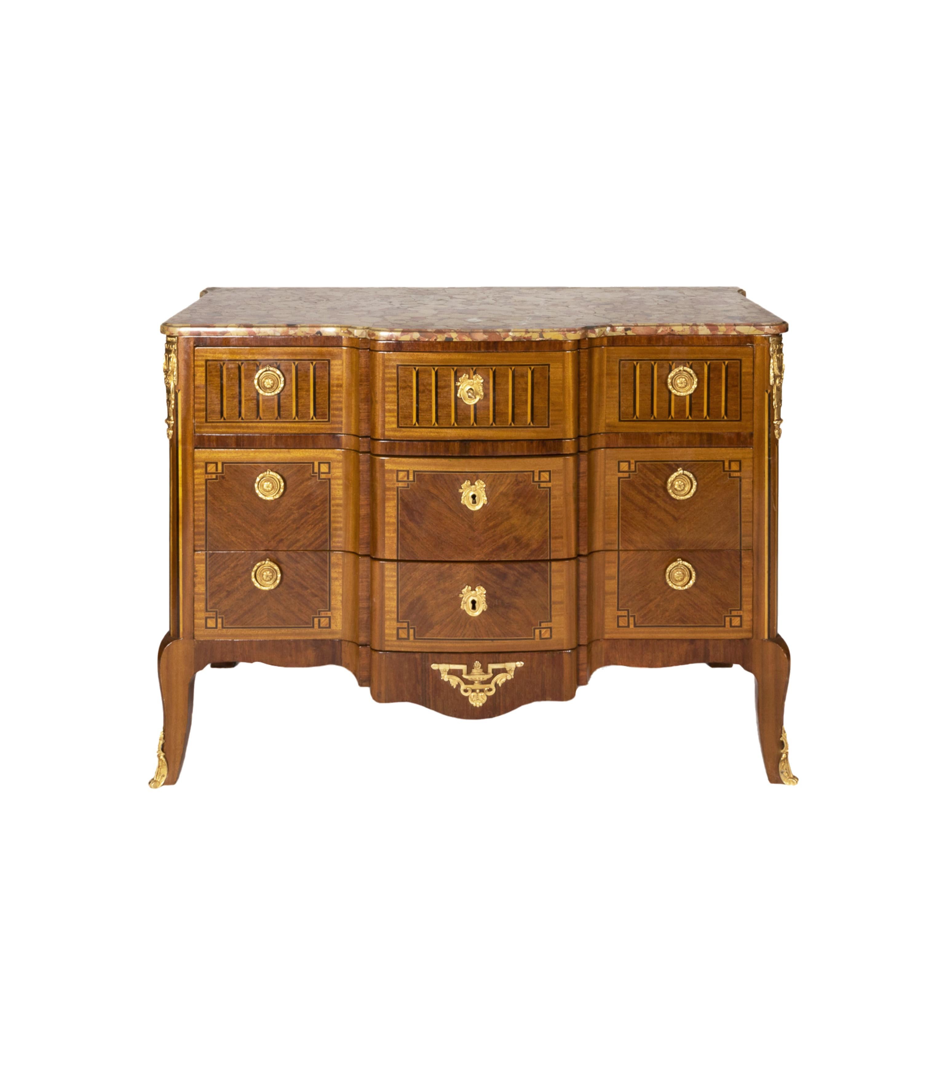 Una coppia di due comodini:

- Un piano in marmo di forma franca con piedi affusolati, scarpe in ottone cesellato, maniglie e fregi intricatamente cesellati in bronzo. I fianchi laterali presentano bordi intarsiati in parquet esotico con cornice a