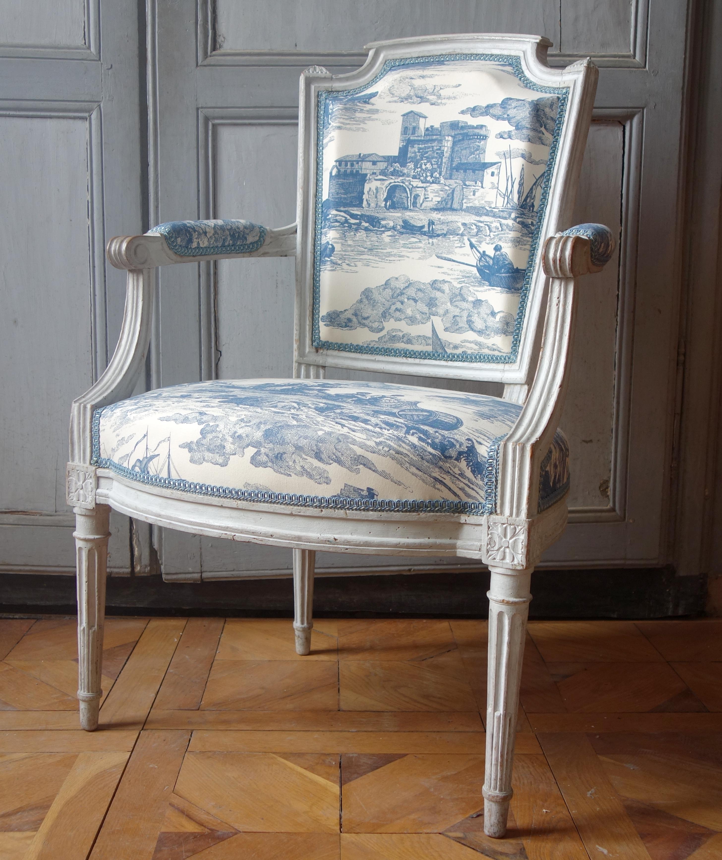 Pair of Louis XVI cabriolet armchairs, 18th century, toile de Jouy fabric In Good Condition In GRENOBLE, FR
