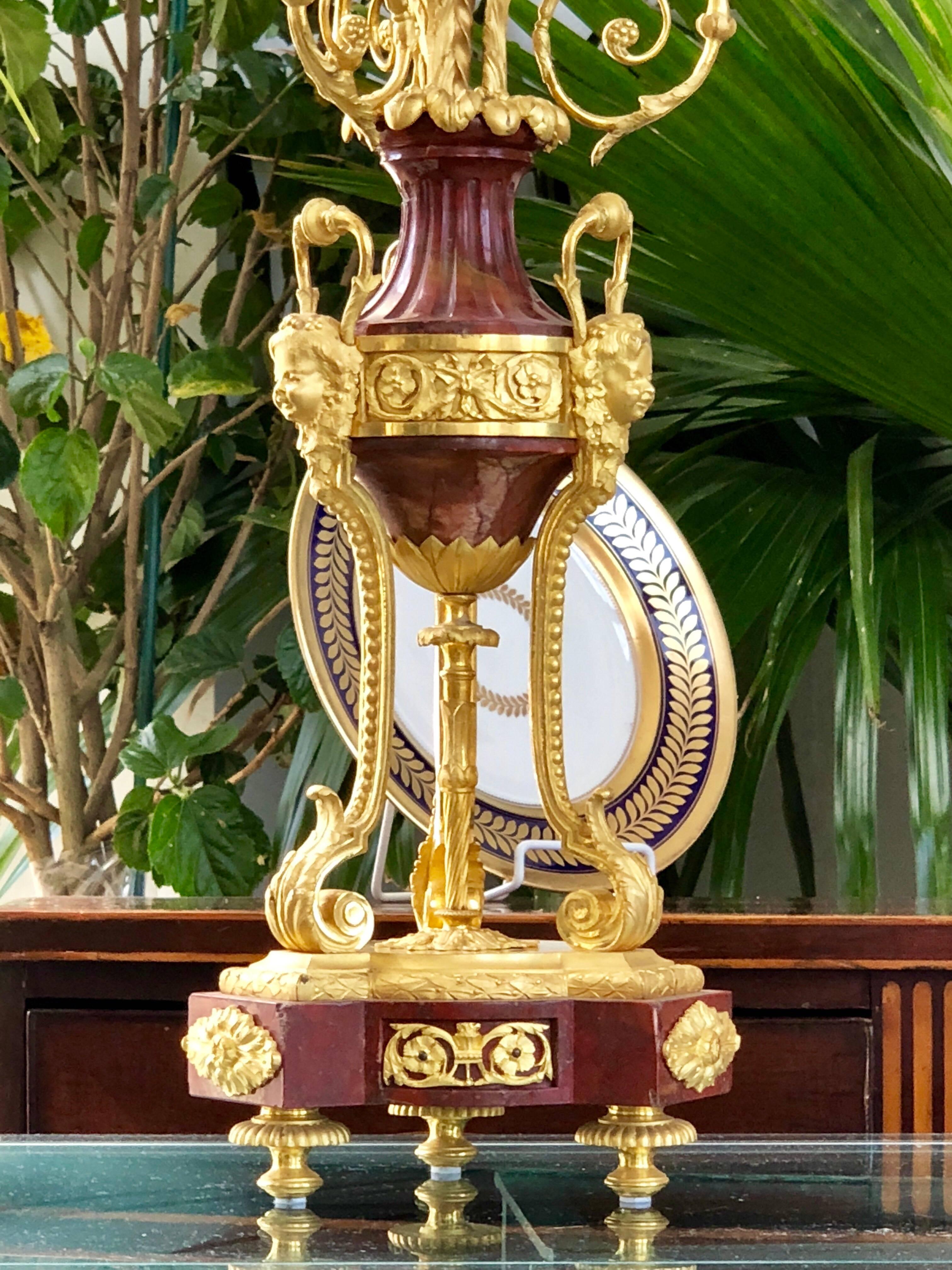 Français Une paire de candélabres Louis XVI en marbre et bronze doré  en vente