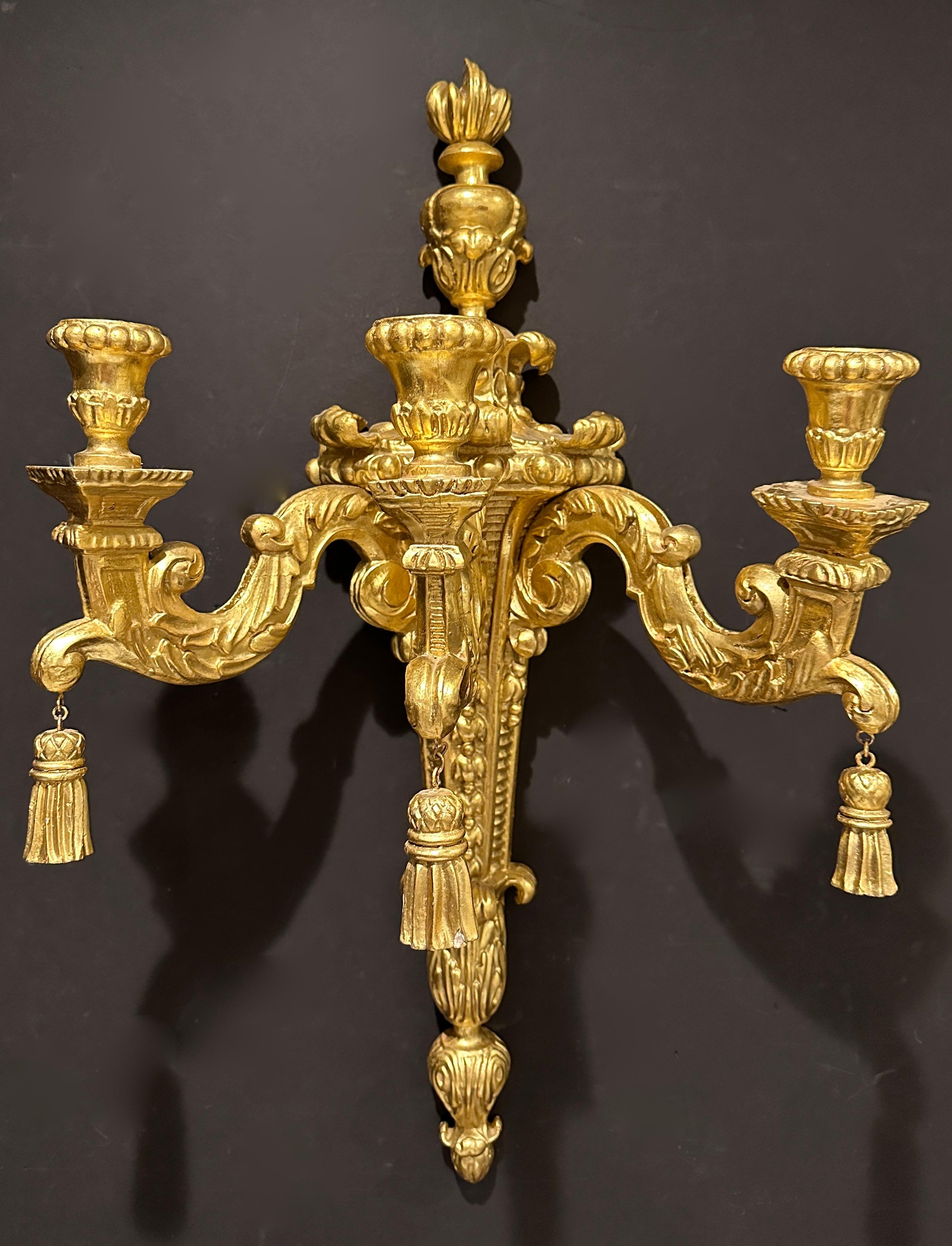 italien Paire d'appliques à 3 branches en bois doré sculpté de style Louis XVI en vente