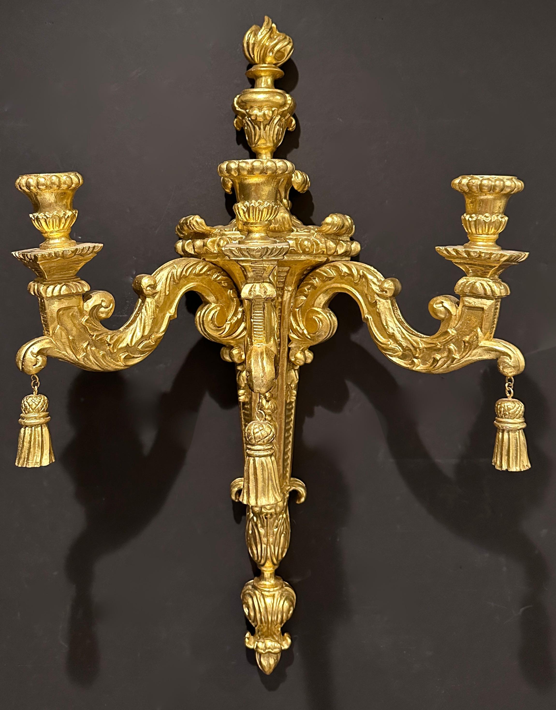 Doré Paire d'appliques à 3 branches en bois doré sculpté de style Louis XVI en vente