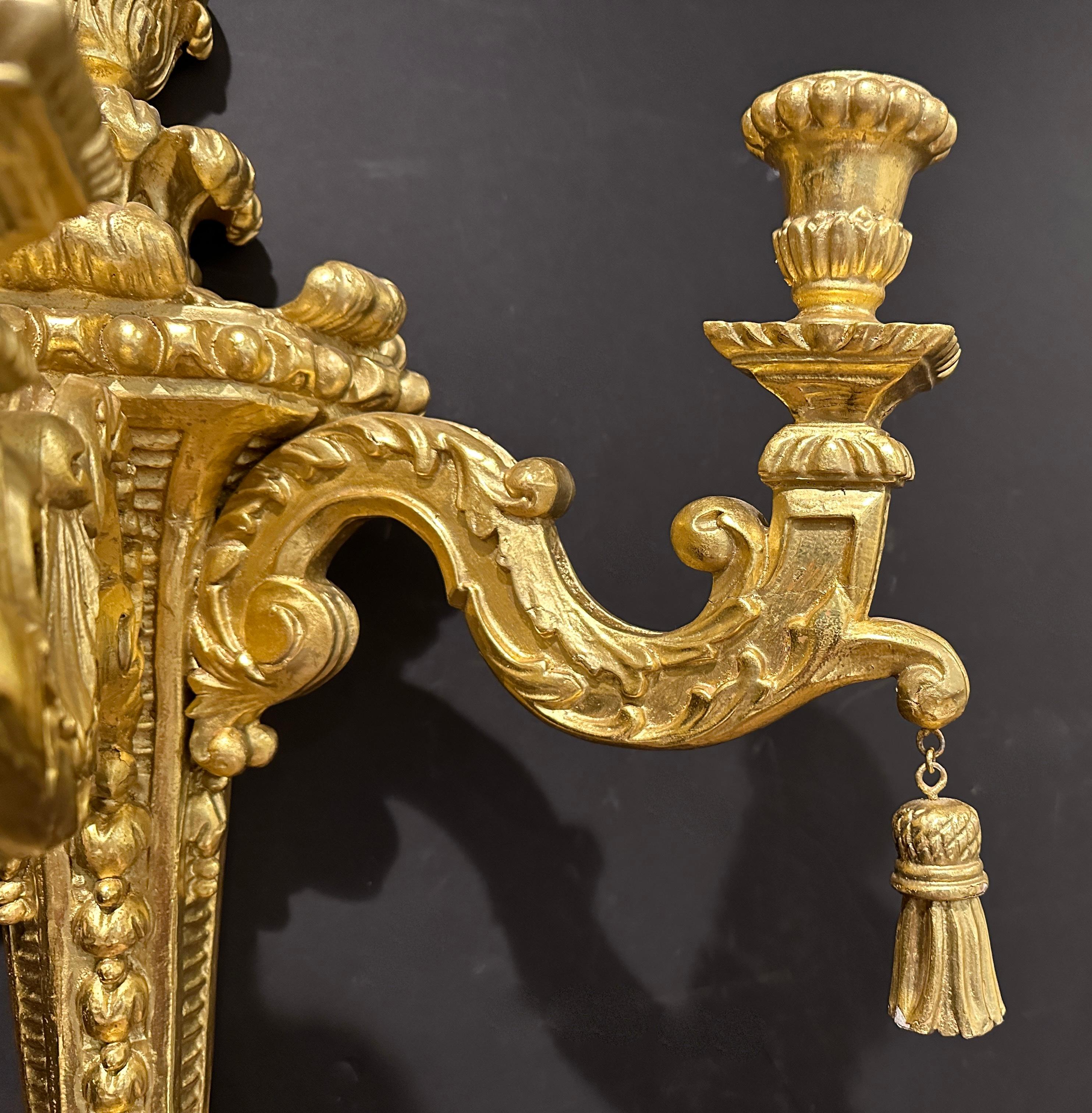 Paire d'appliques à 3 branches en bois doré sculpté de style Louis XVI Bon état - En vente à Norwood, NJ