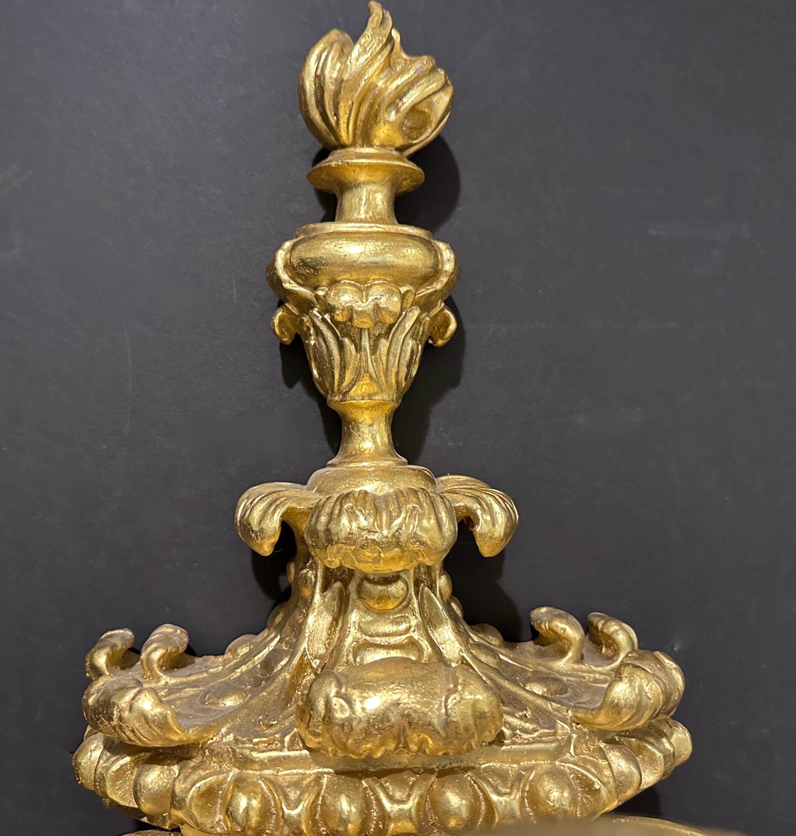 20ième siècle Paire d'appliques à 3 branches en bois doré sculpté de style Louis XVI en vente
