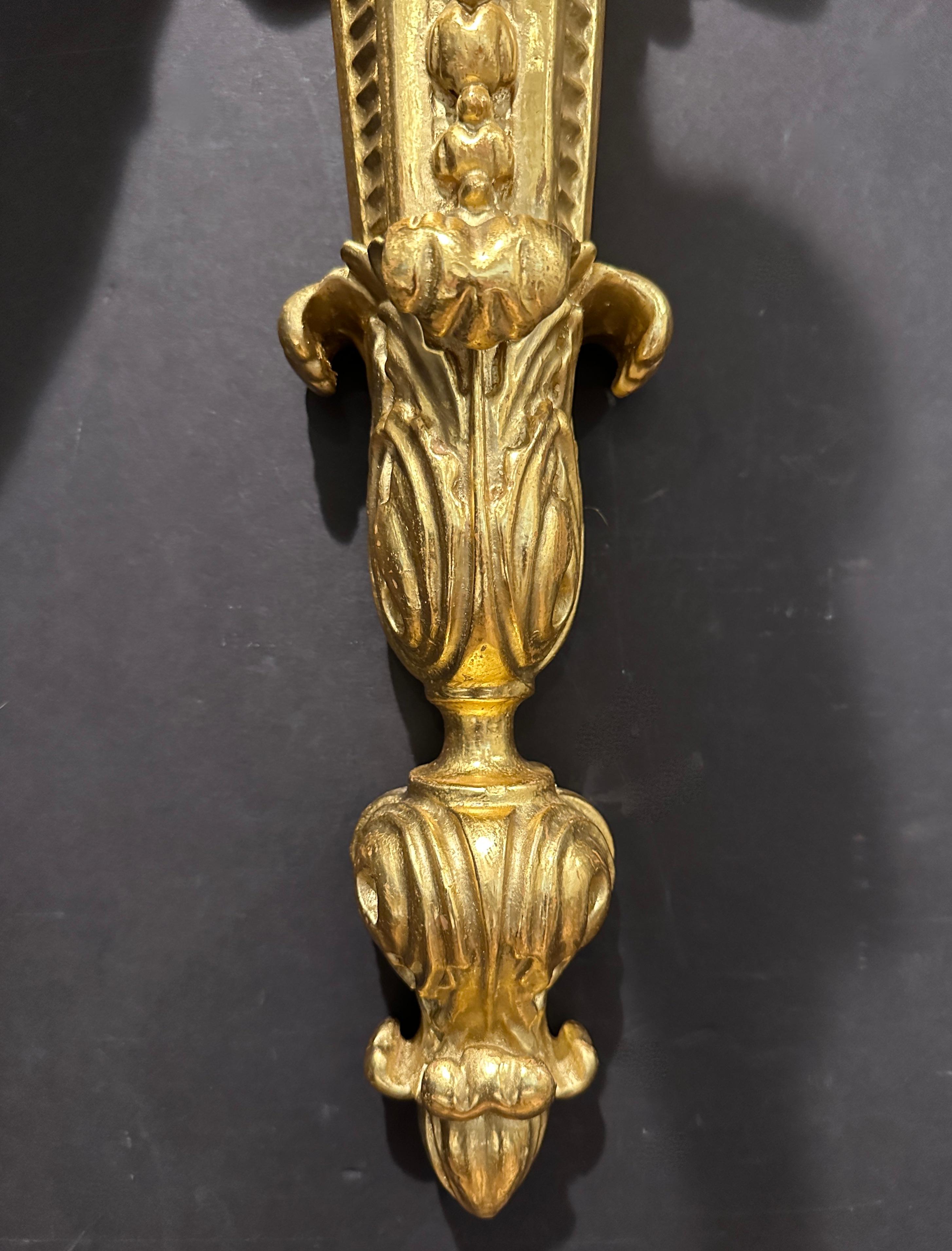 Bois doré Paire d'appliques à 3 branches en bois doré sculpté de style Louis XVI en vente