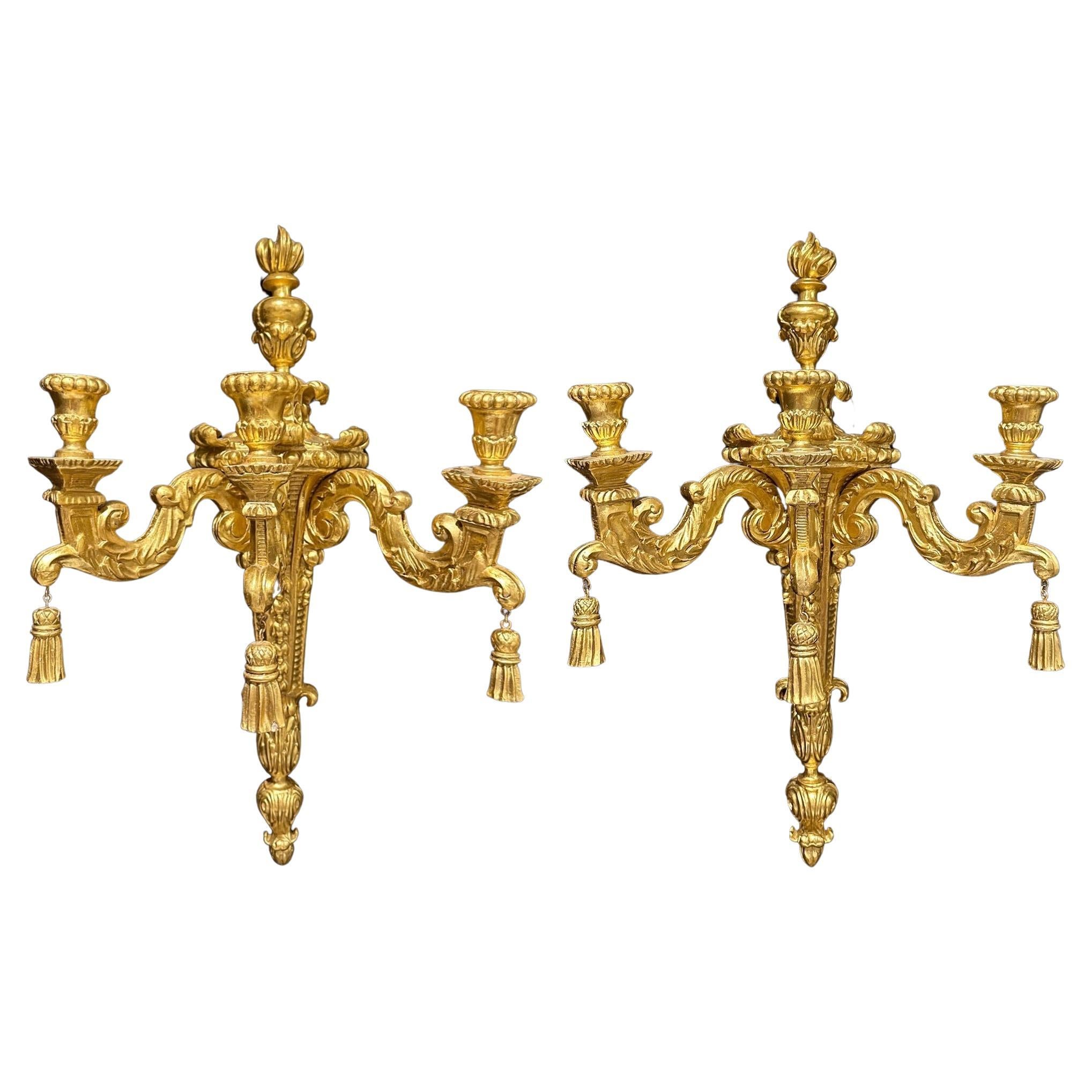 Paire d'appliques à 3 branches en bois doré sculpté de style Louis XVI en vente