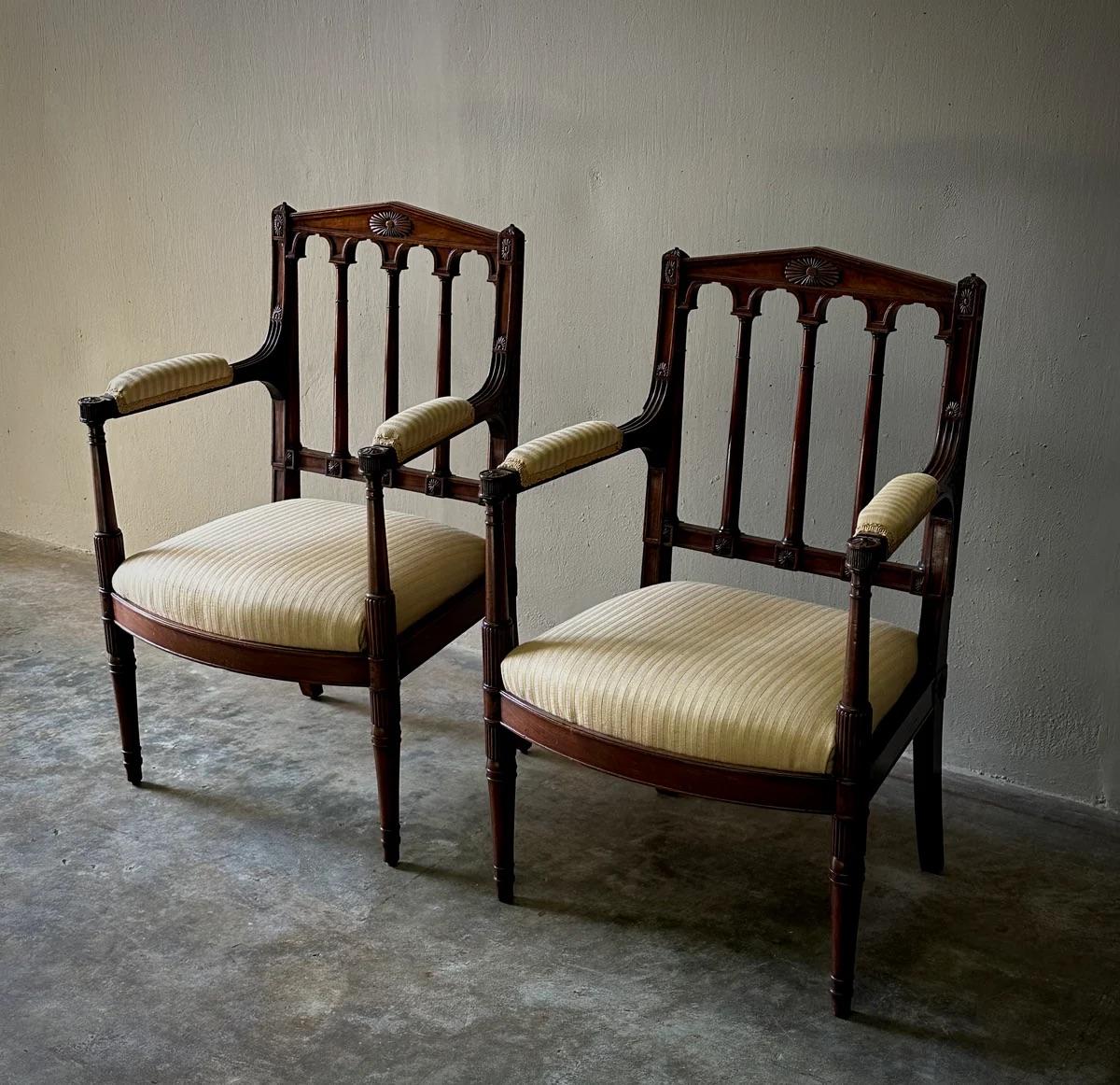 Francese Coppia di Fauteuil in mogano intagliato Luigi XVI di Georges Jacob in vendita
