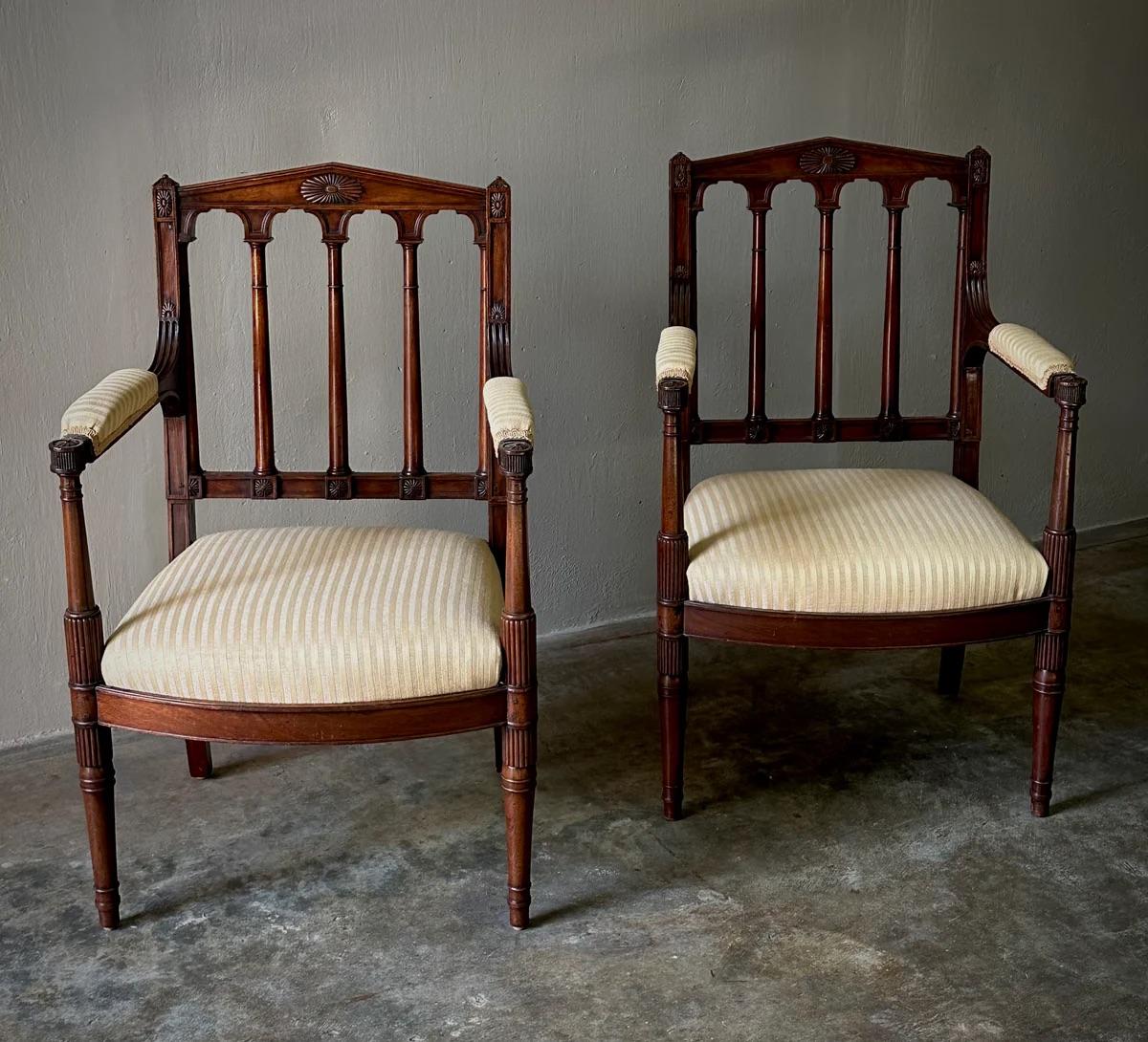 Coppia di Fauteuil in mogano intagliato Luigi XVI di Georges Jacob In condizioni buone in vendita a Los Angeles, CA