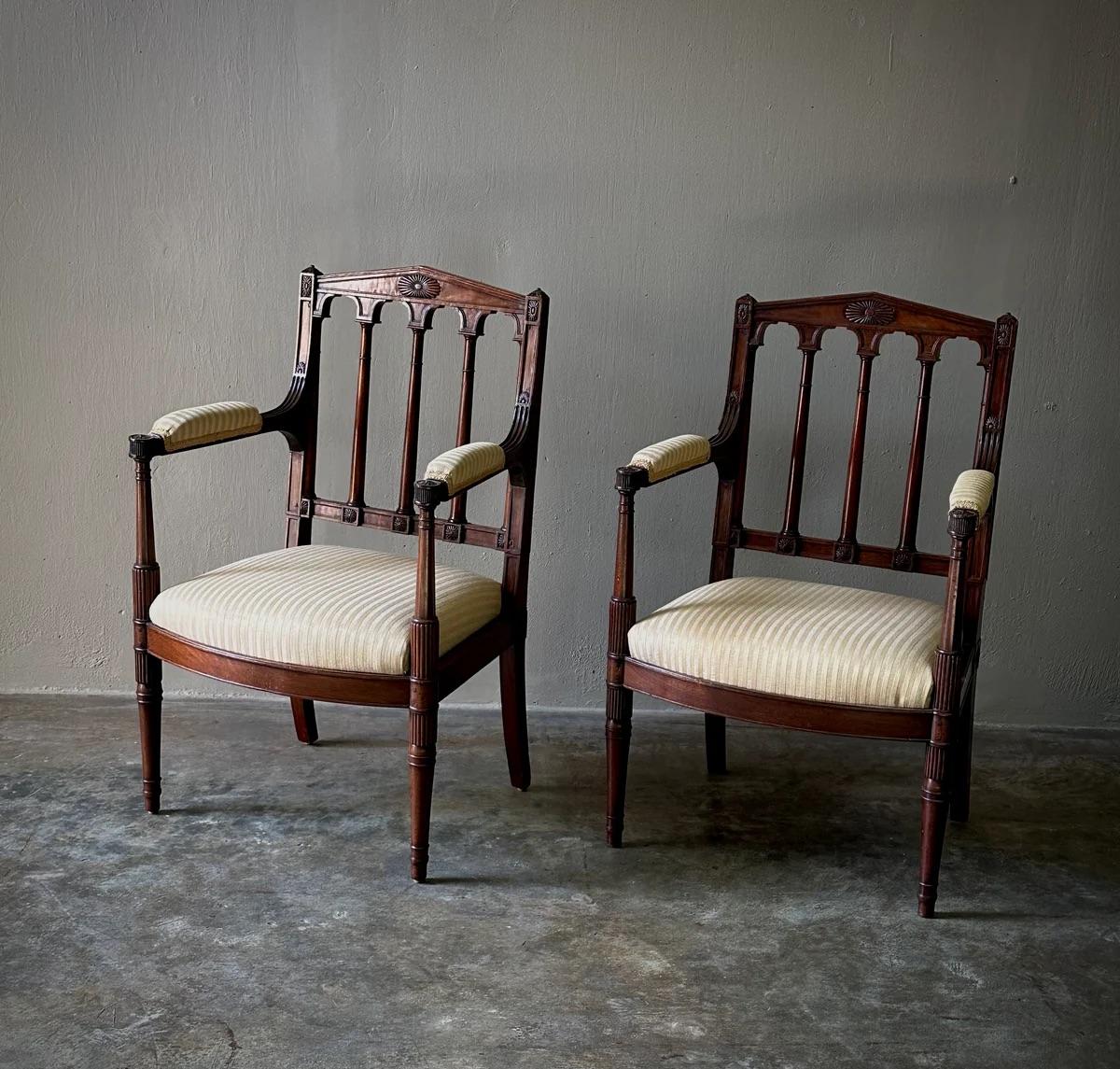 Fine XVIII secolo Coppia di Fauteuil in mogano intagliato Luigi XVI di Georges Jacob in vendita