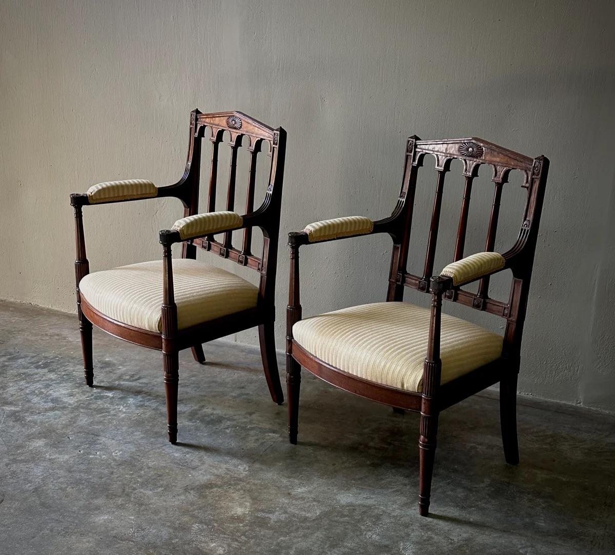 Tappezzeria Coppia di Fauteuil in mogano intagliato Luigi XVI di Georges Jacob in vendita