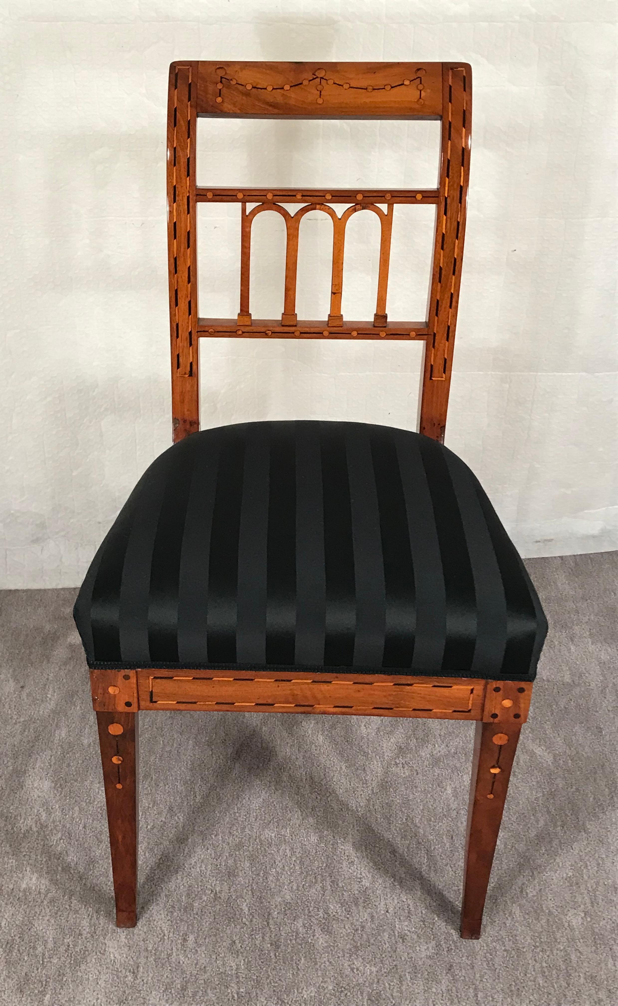 This pair of Louis XVI chairs dates back to around 1800 and comes from the southern part of Germany.
The chairs have a walnut veneer and very pretty inlays in yew wood. The backrests feature an elegant neoclassical design. The chairs come refinished
