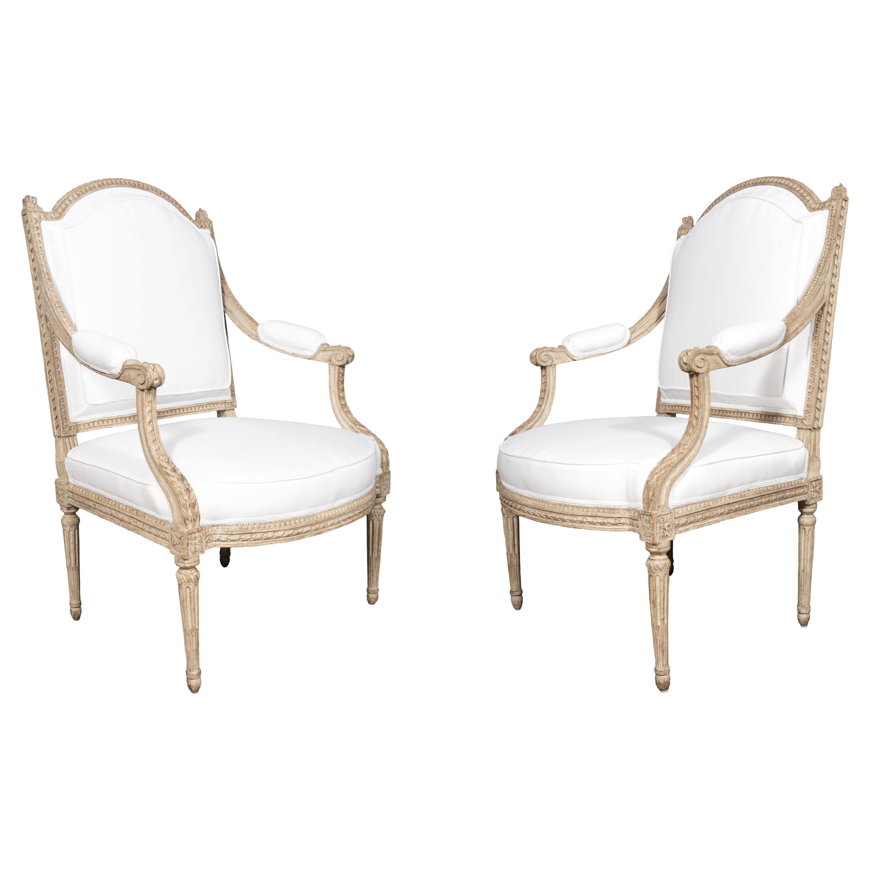 Paar cremefarbene Sessel im Louis XVI-Stil, signiert Claude Sene im Angebot