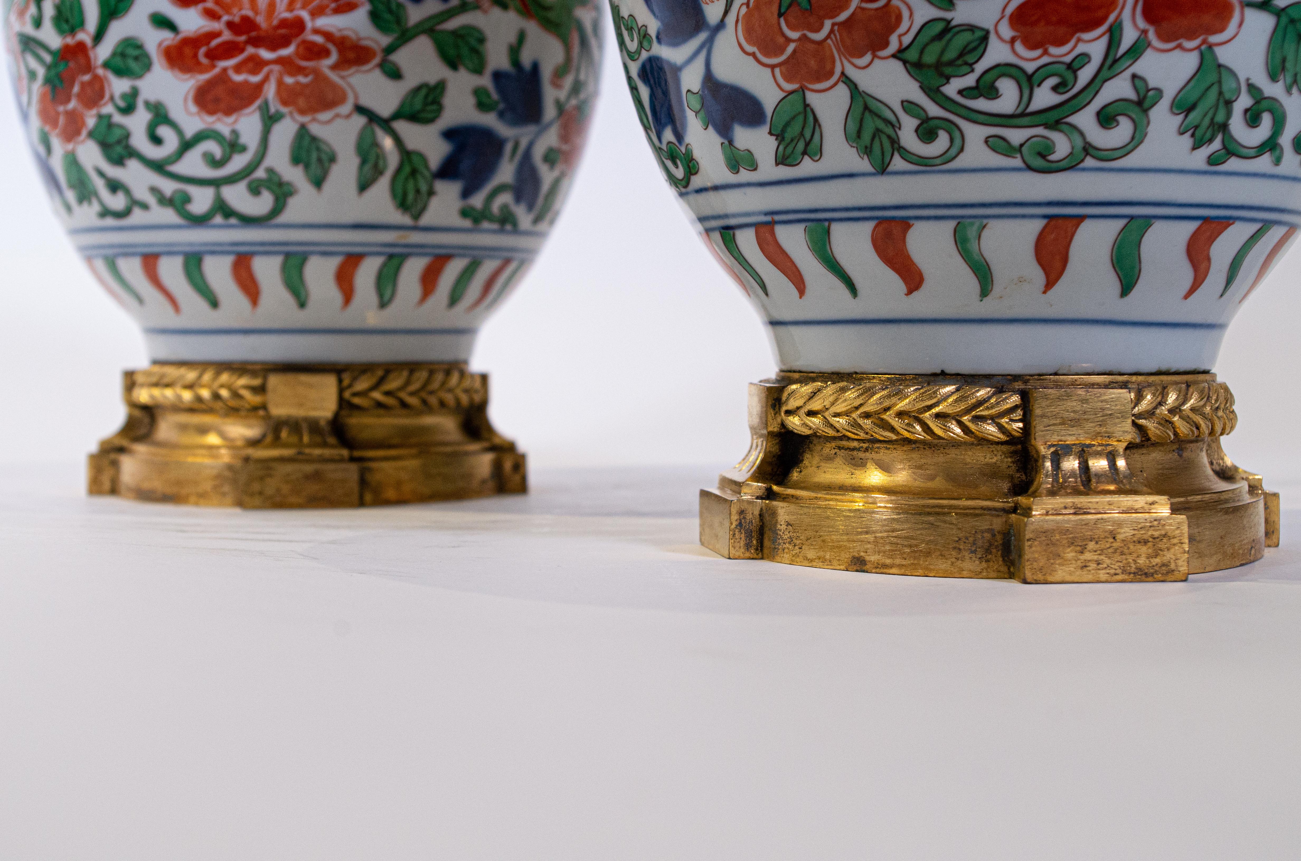 Pair of Louis XVI Dore Bronze Mounted Chinese Porcelain Wucai Covered Urns In Good Condition In New York, NY