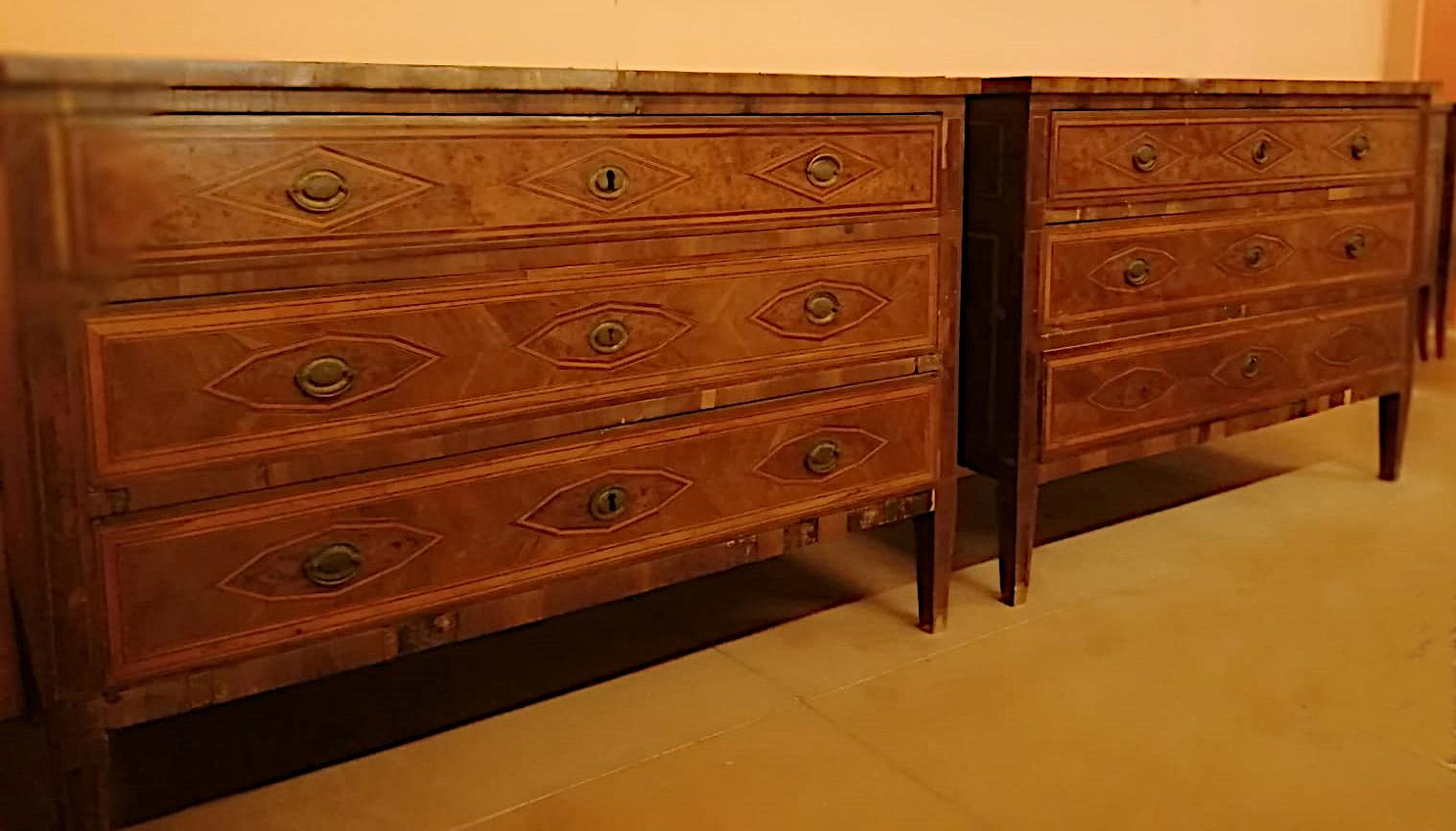 Pair of Louis XVI dressers (last years of 1700),
entirely panelled in various essences (walnut, walnut burl, maple and ebony).

Original in all their parts, never restored.
Provenance Italy (Veneto Region)

The structure is in good condition, a