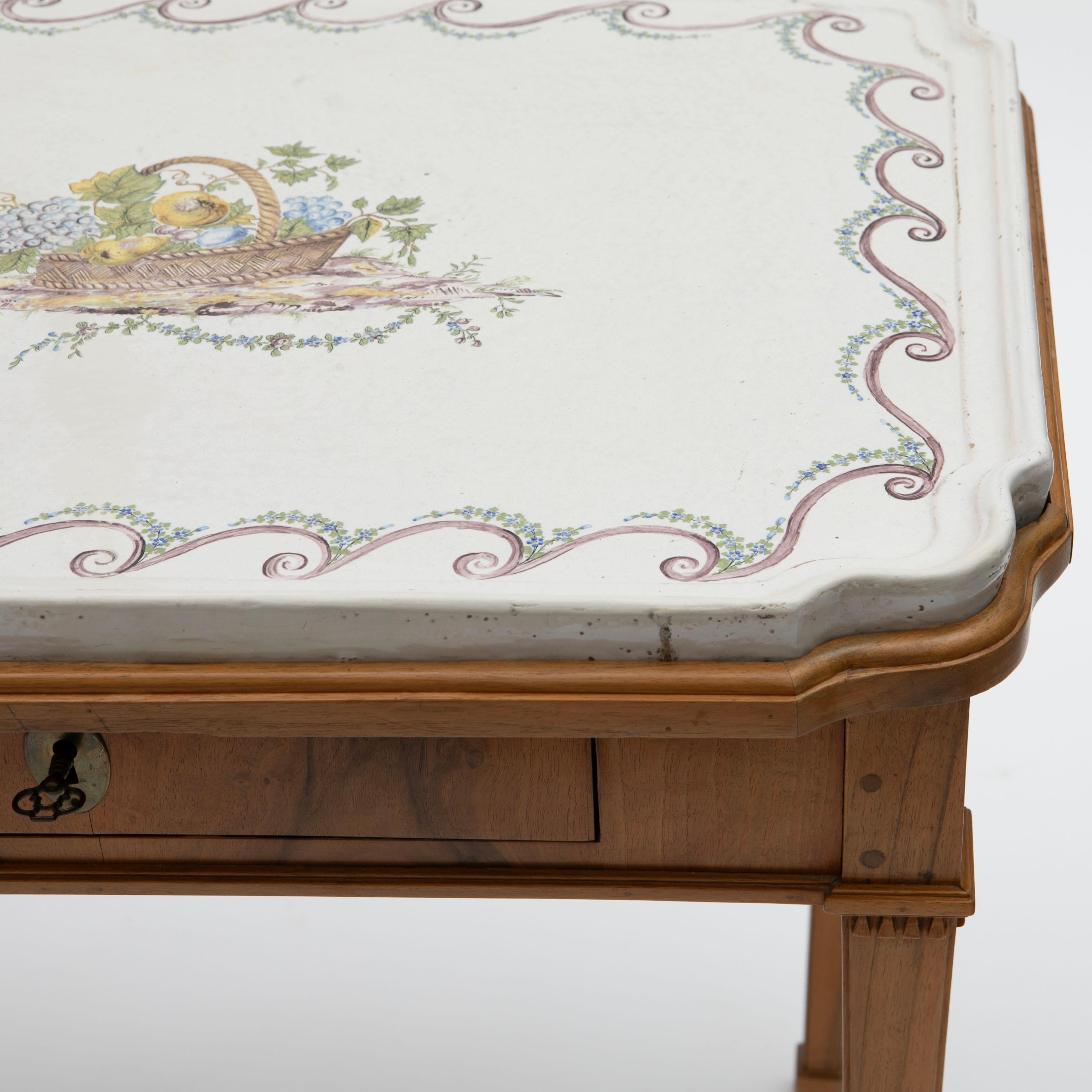 Paire de tables à plateaux Louis XVI en faïence avec décorations florales peintes à la main en vente 4