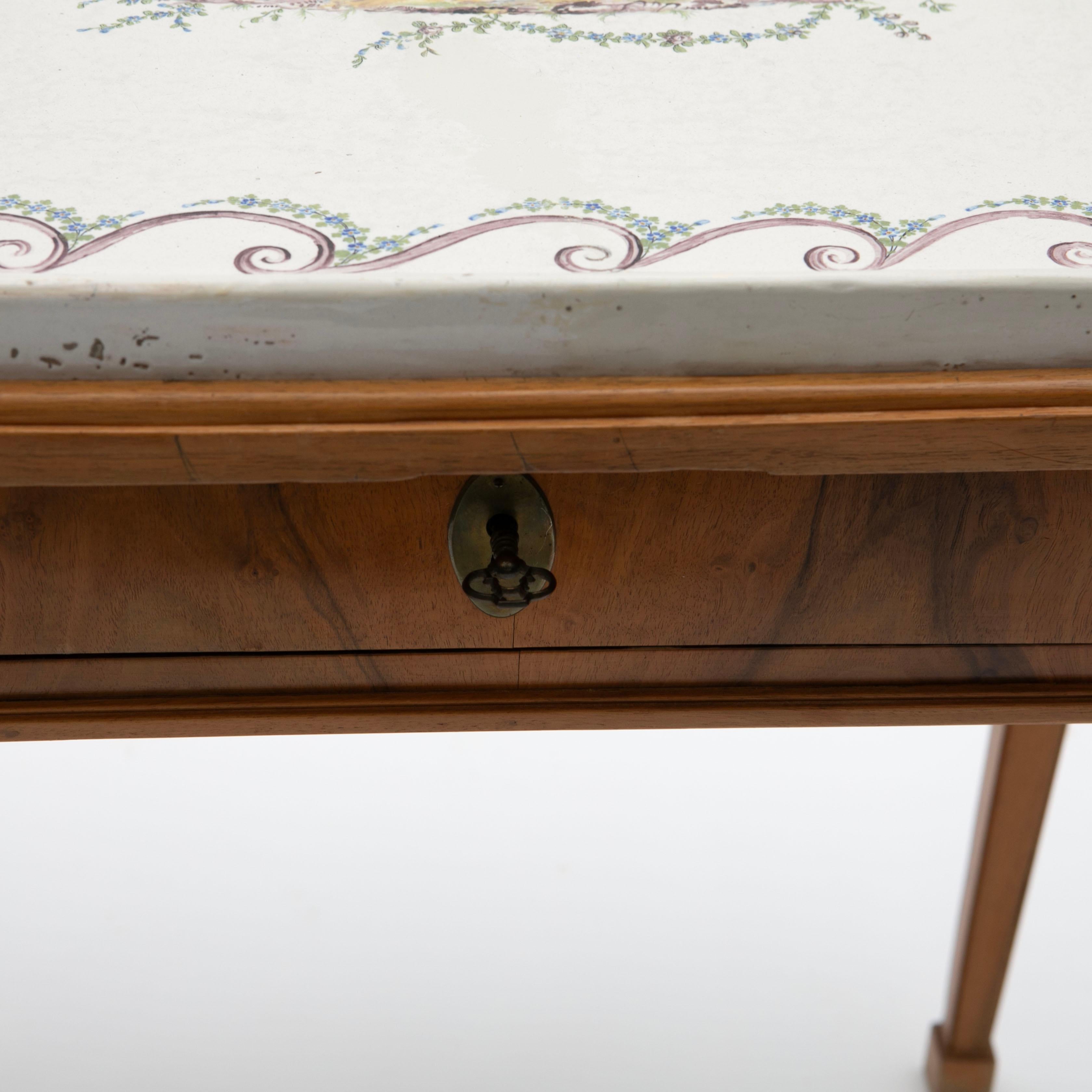 Paire de tables à plateaux Louis XVI en faïence avec décorations florales peintes à la main en vente 5