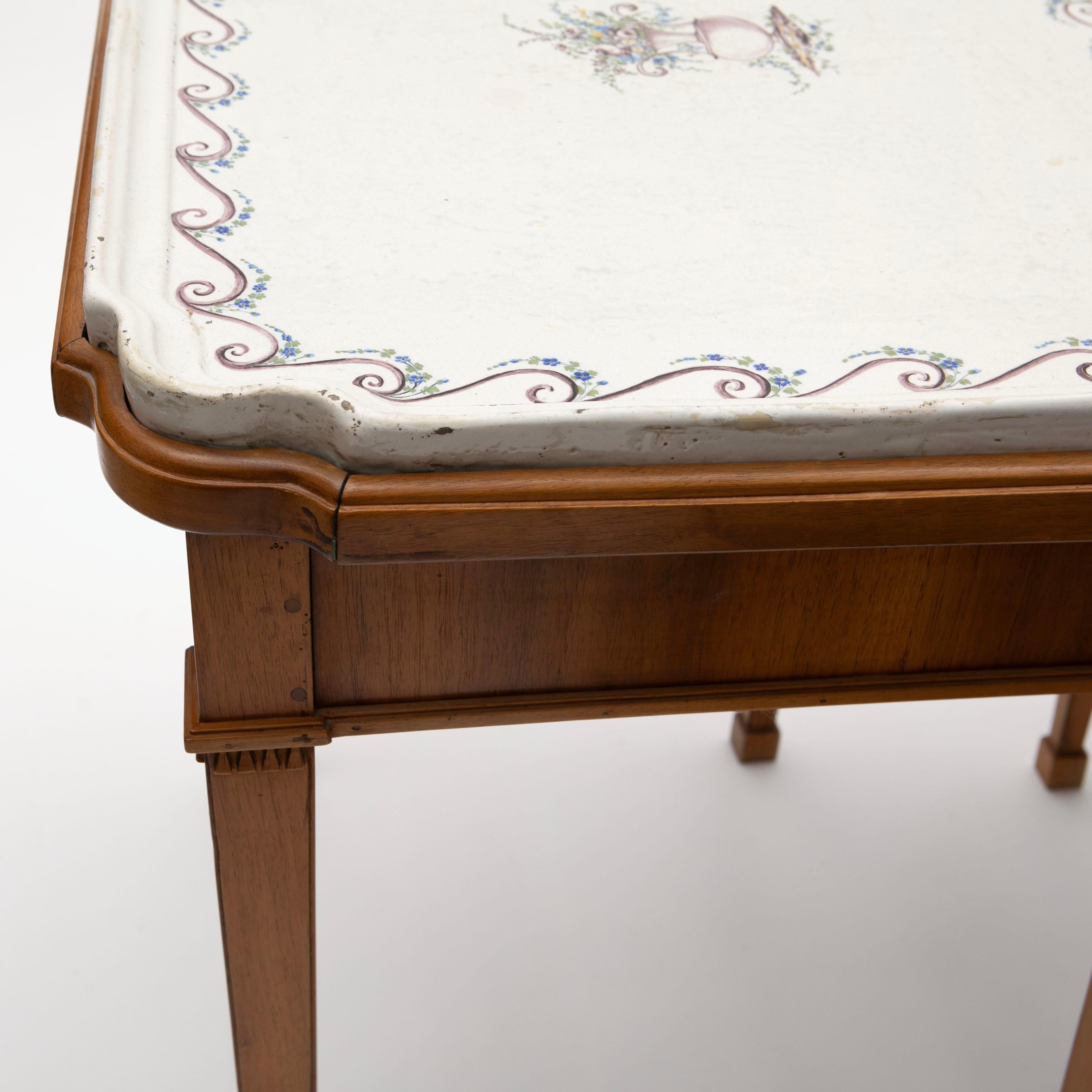 Paire de tables à plateaux Louis XVI en faïence avec décorations florales peintes à la main en vente 8