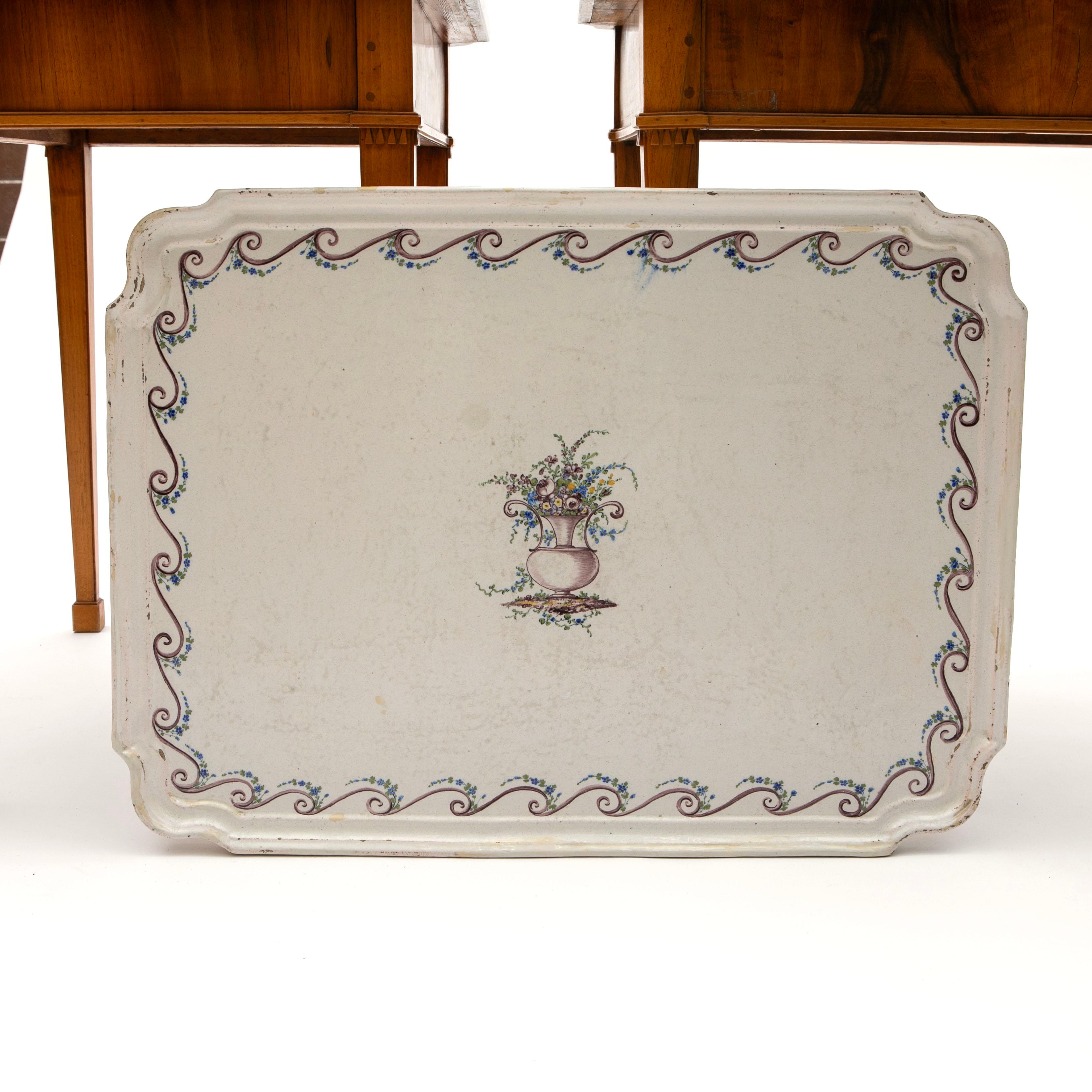Paire de tables à plateaux Louis XVI en faïence avec décorations florales peintes à la main en vente 9
