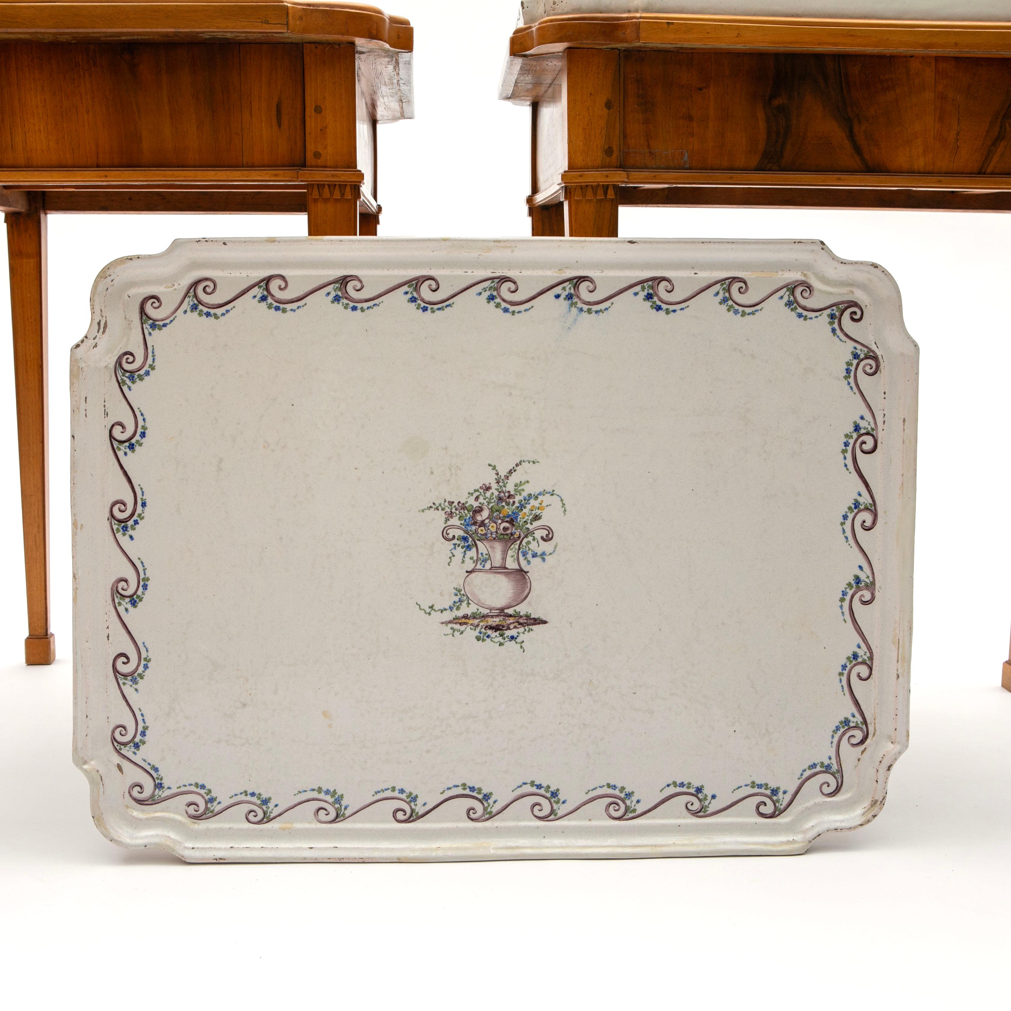 Paire de tables à plateaux Louis XVI en faïence avec décorations florales peintes à la main en vente 10