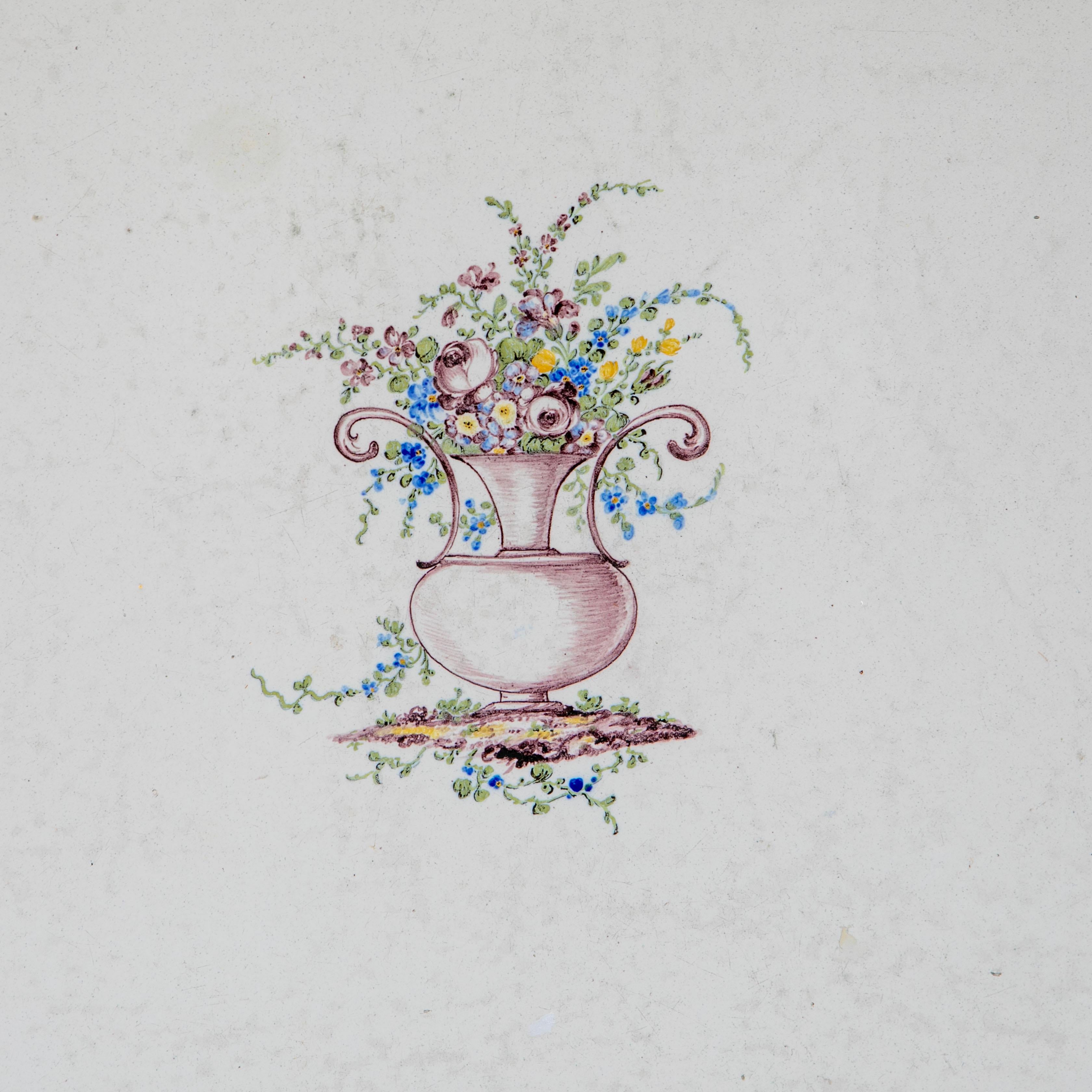 Paire de tables à plateaux Louis XVI en faïence avec décorations florales peintes à la main en vente 11