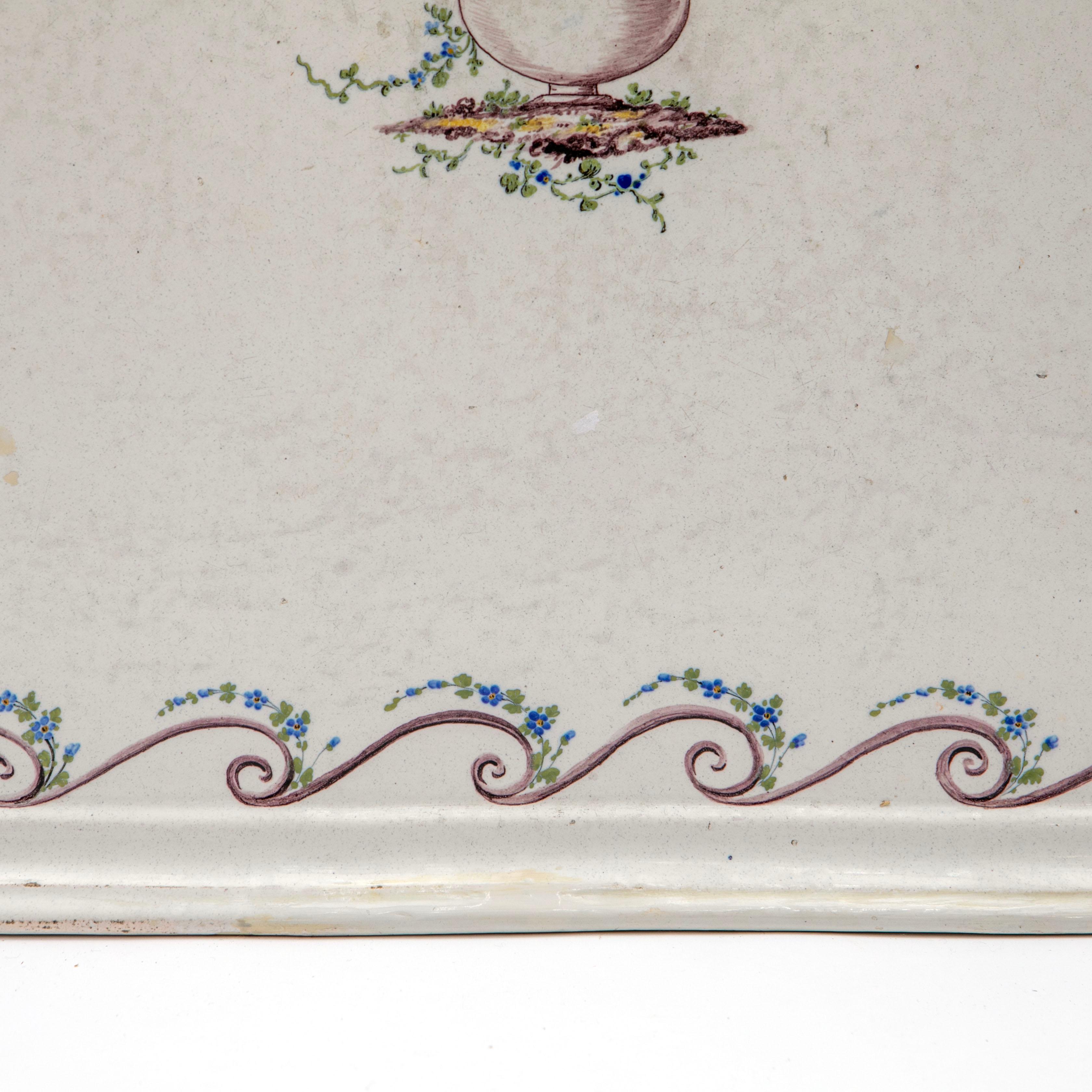 Paire de tables à plateaux Louis XVI en faïence avec décorations florales peintes à la main en vente 12