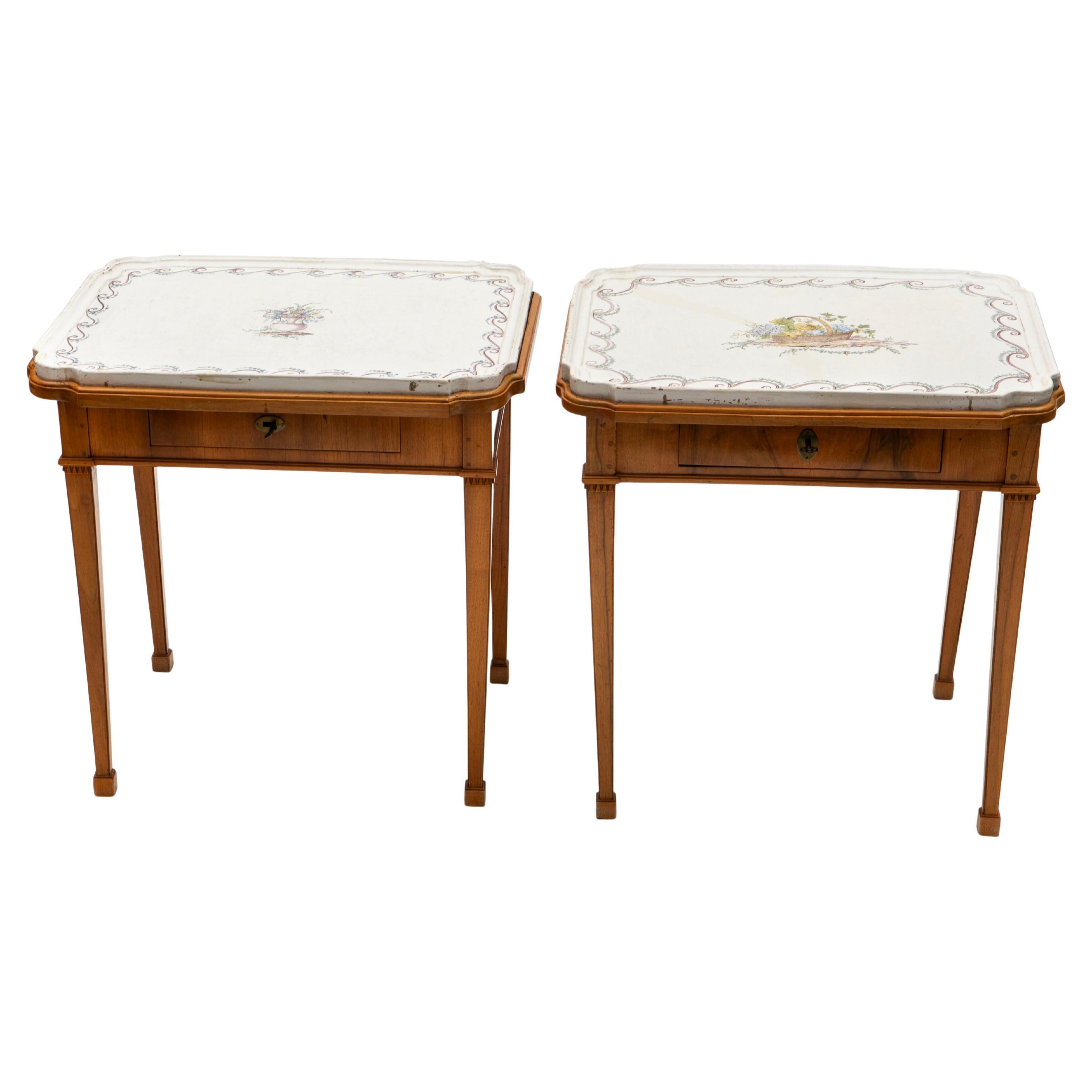 Une rare paire d'élégantes tables à plateau en faïence de style Louis XVI, fabriquées par Hannover-Münden vers 1780.
Les tables présentent des plateaux originaux en faïence, peints à la main, avec des bords hauts et profilés.
L'un des plateaux est