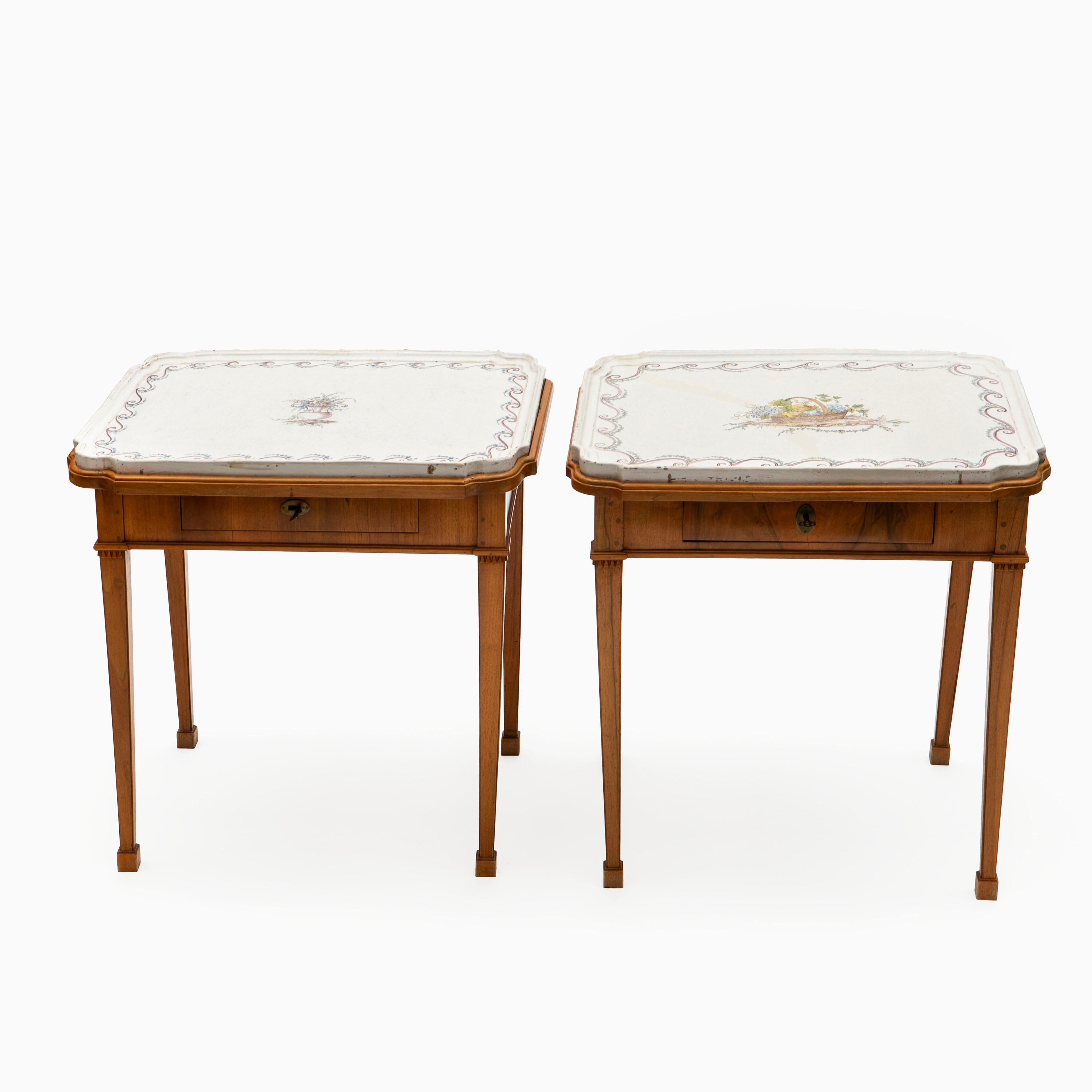 Français Paire de tables à plateaux Louis XVI en faïence avec décorations florales peintes à la main en vente