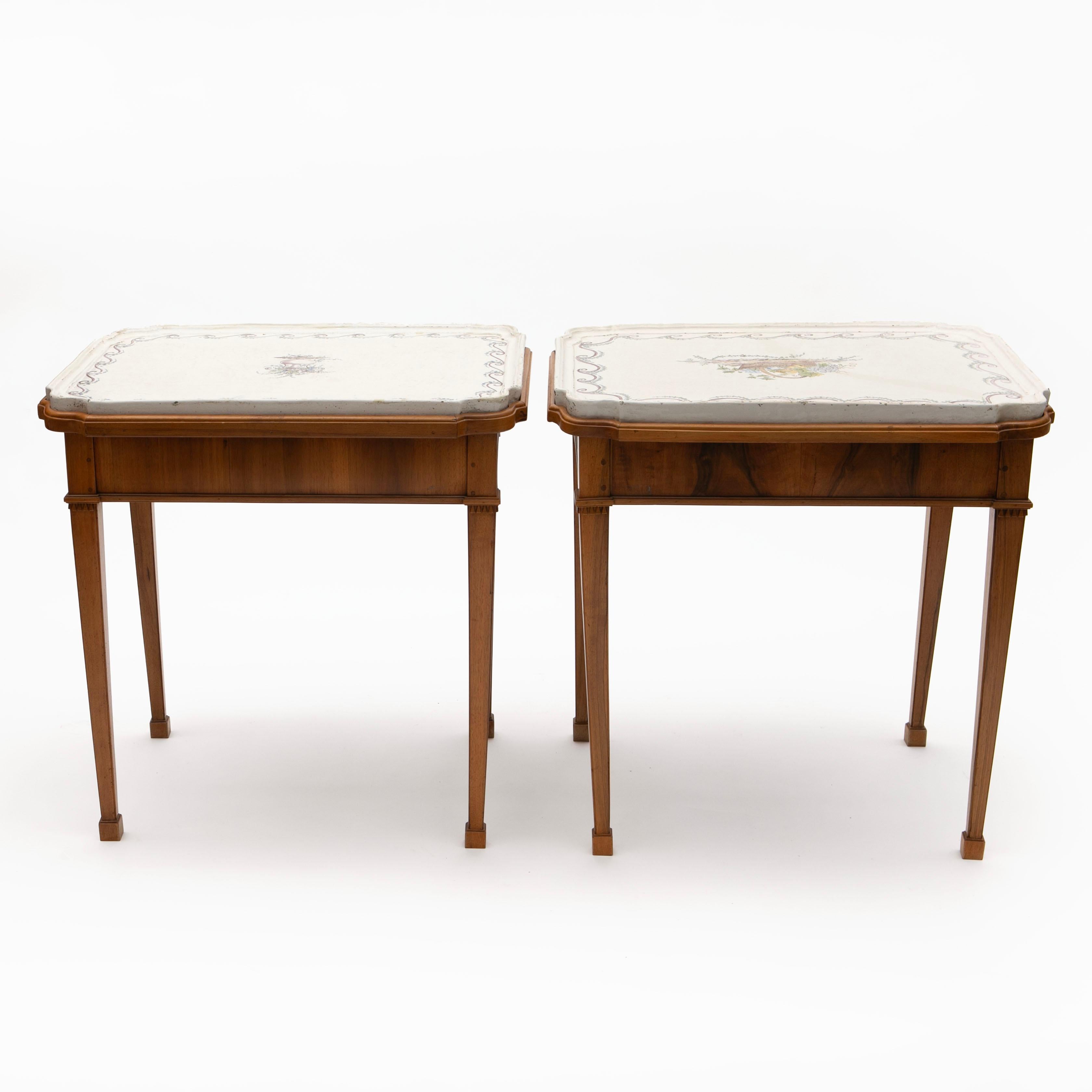 XVIIIe siècle Paire de tables à plateaux Louis XVI en faïence avec décorations florales peintes à la main en vente