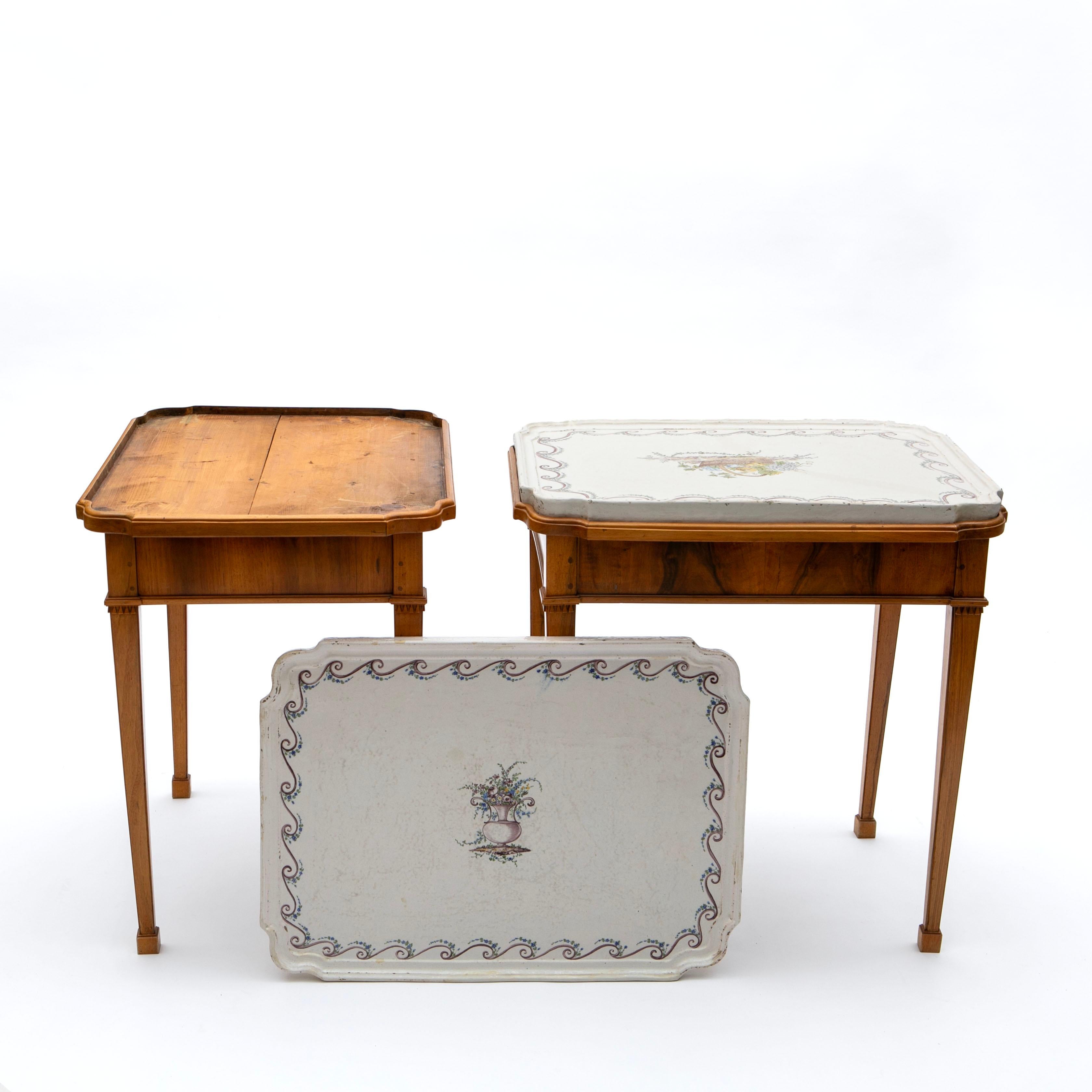 Paire de tables à plateaux Louis XVI en faïence avec décorations florales peintes à la main en vente 1