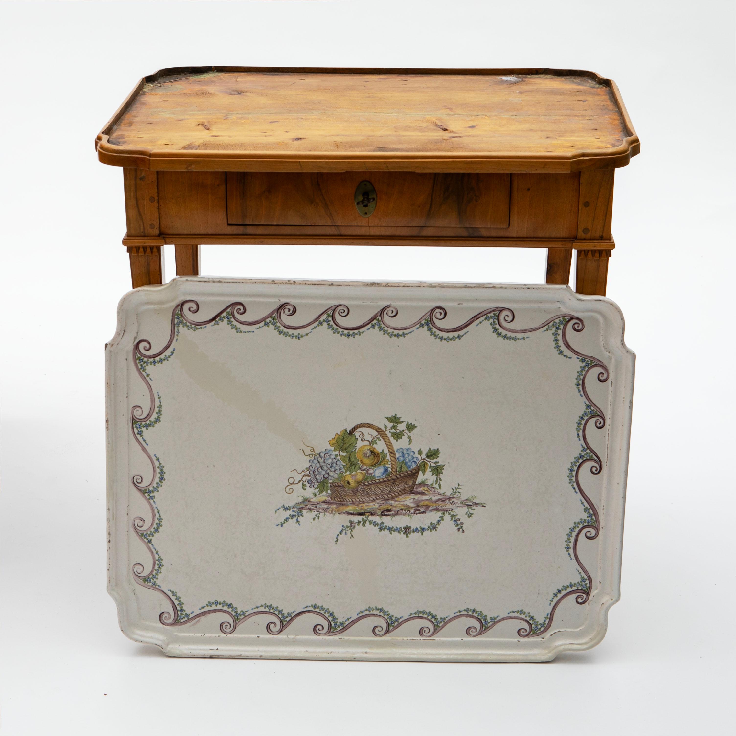 Paire de tables à plateaux Louis XVI en faïence avec décorations florales peintes à la main en vente 2