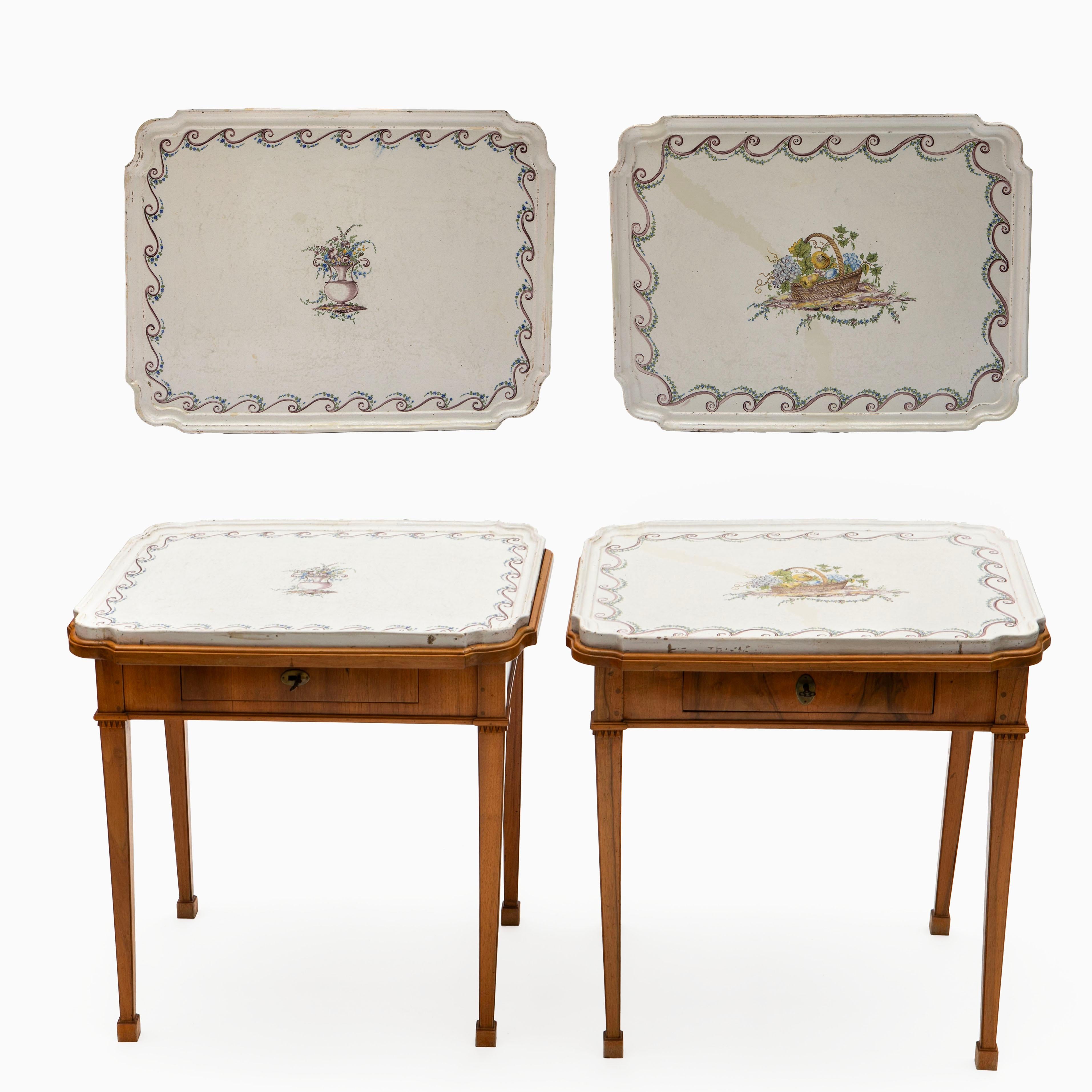 Paire de tables à plateaux Louis XVI en faïence avec décorations florales peintes à la main en vente 3